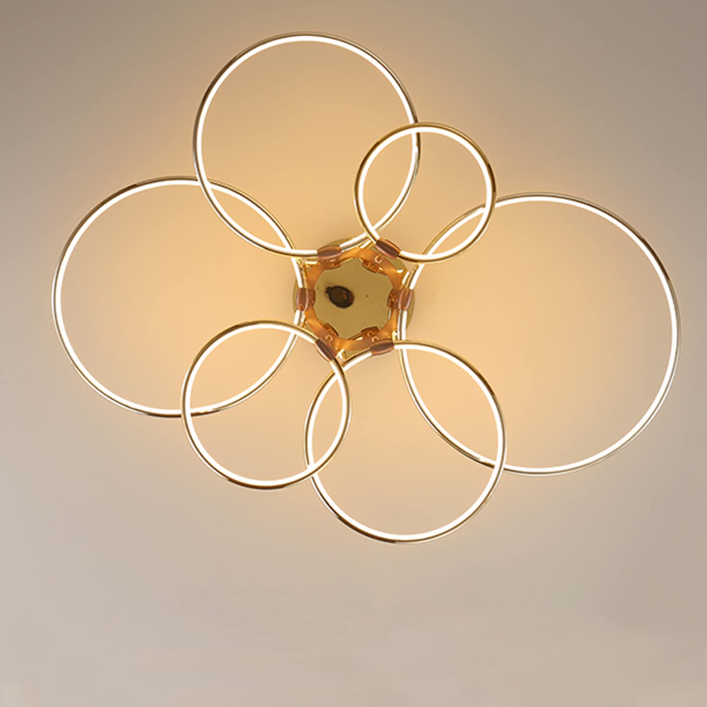 LED Deckenleuchte Modern Design Deckenlampen Gold 5-Ring Lampen Dimmbar Wohnzimmerlampe mit Fernbedienung, Aluminium Led Beleuchtung für Wohnzimmer Schlafzimmer Küche Esszimmer Büro 93cm, 108W…
