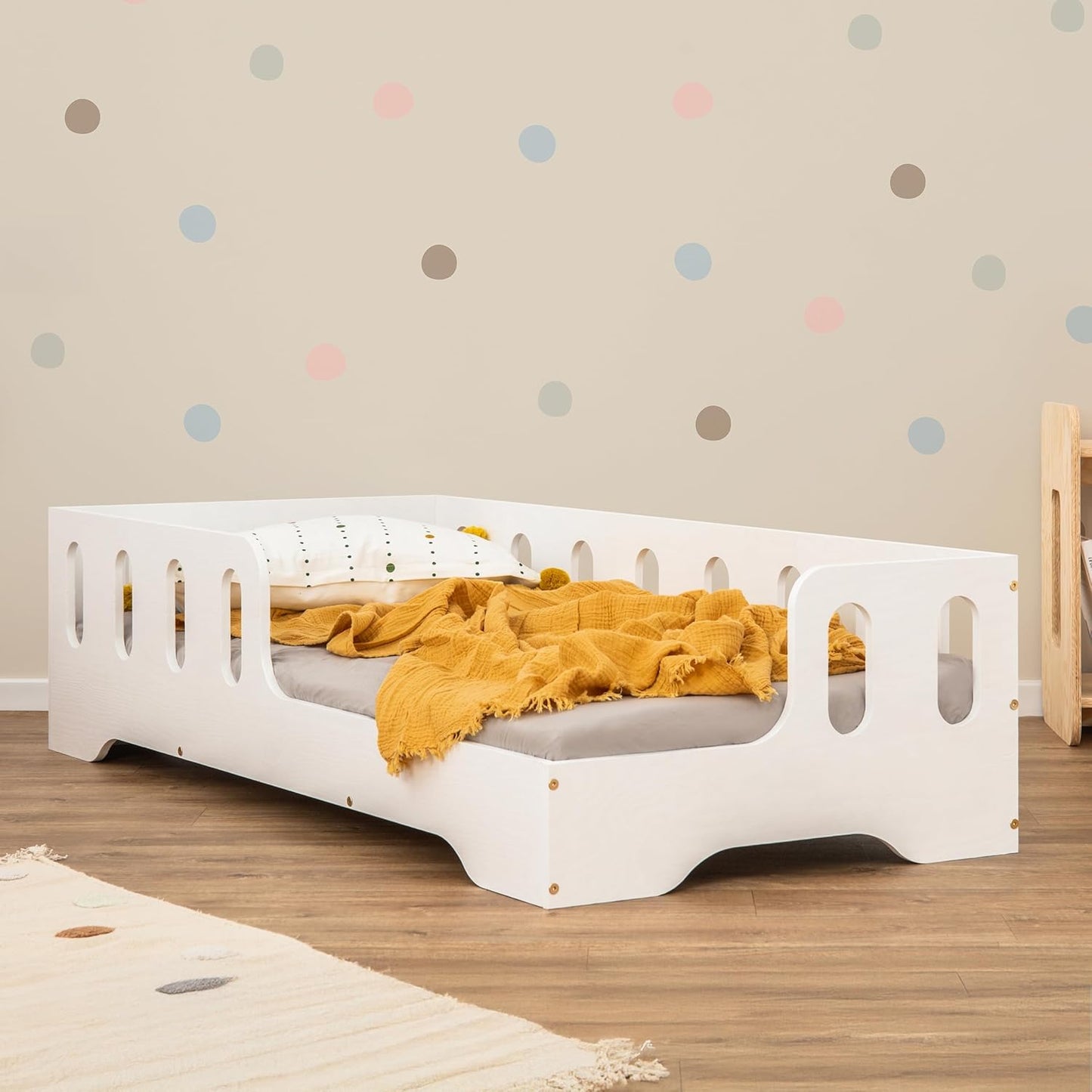 smartwood Kinderbett 80x160 Montessori Bett mit Rausfallschutz & Lattenrost - Kiefernsperrholz mit FSC-Zertifikat - für Jungen und Mädchen - Einfache Montage - TILA 1L