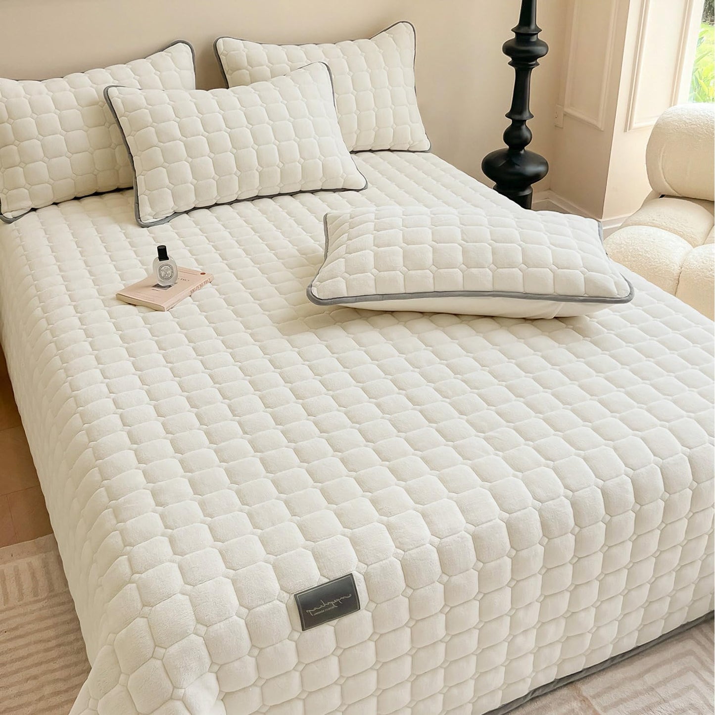 SHANNA Extra Large Duvet: Milk Velvet Soft Double Sided Duvet Ideal as Bedspread 230 x 250 cm with 2 Matching Pillowcases 50 x 70 cm (Beige)