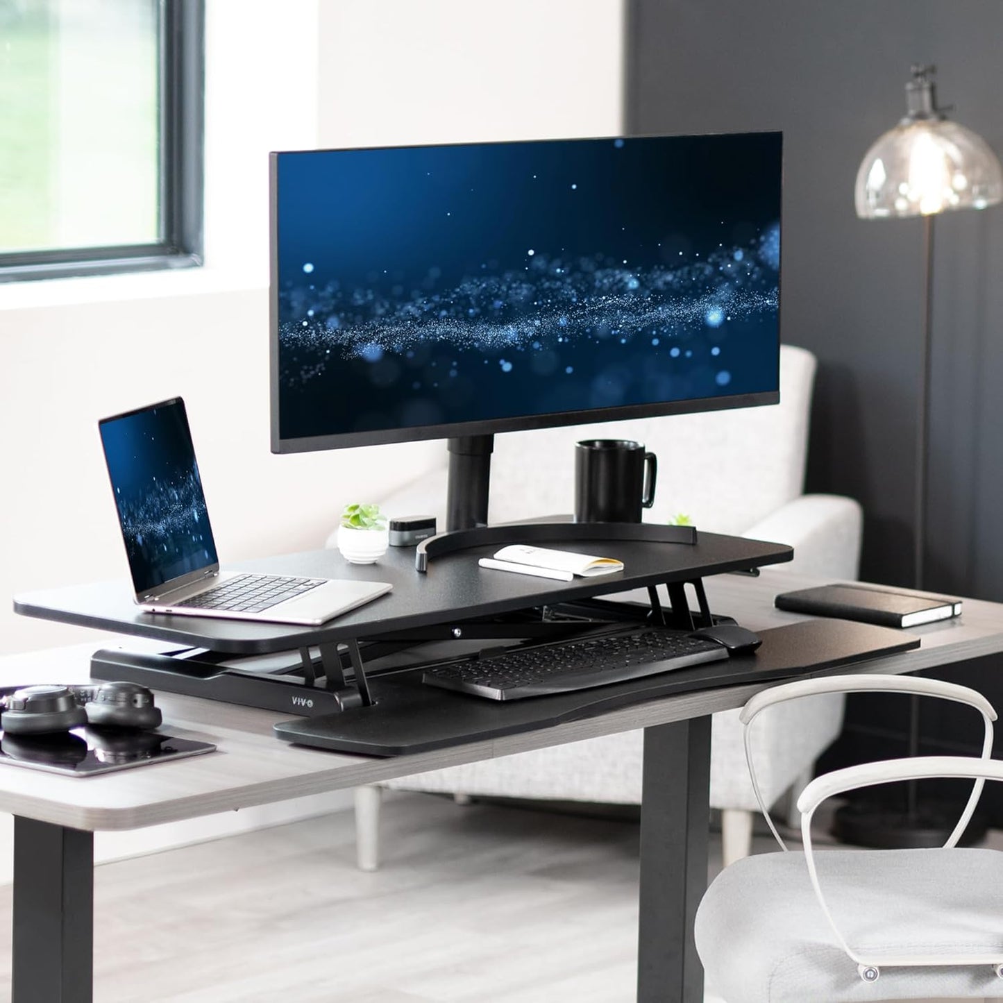 VIVO 32” Stehpult-Konverter mit höhenverstellbarem Aufsatz, Steh-Sitz-Arbeitsplatz für zwei Monitore und Laptop, mit breiter Tastaturablage, Schwarz, DESK-V000K