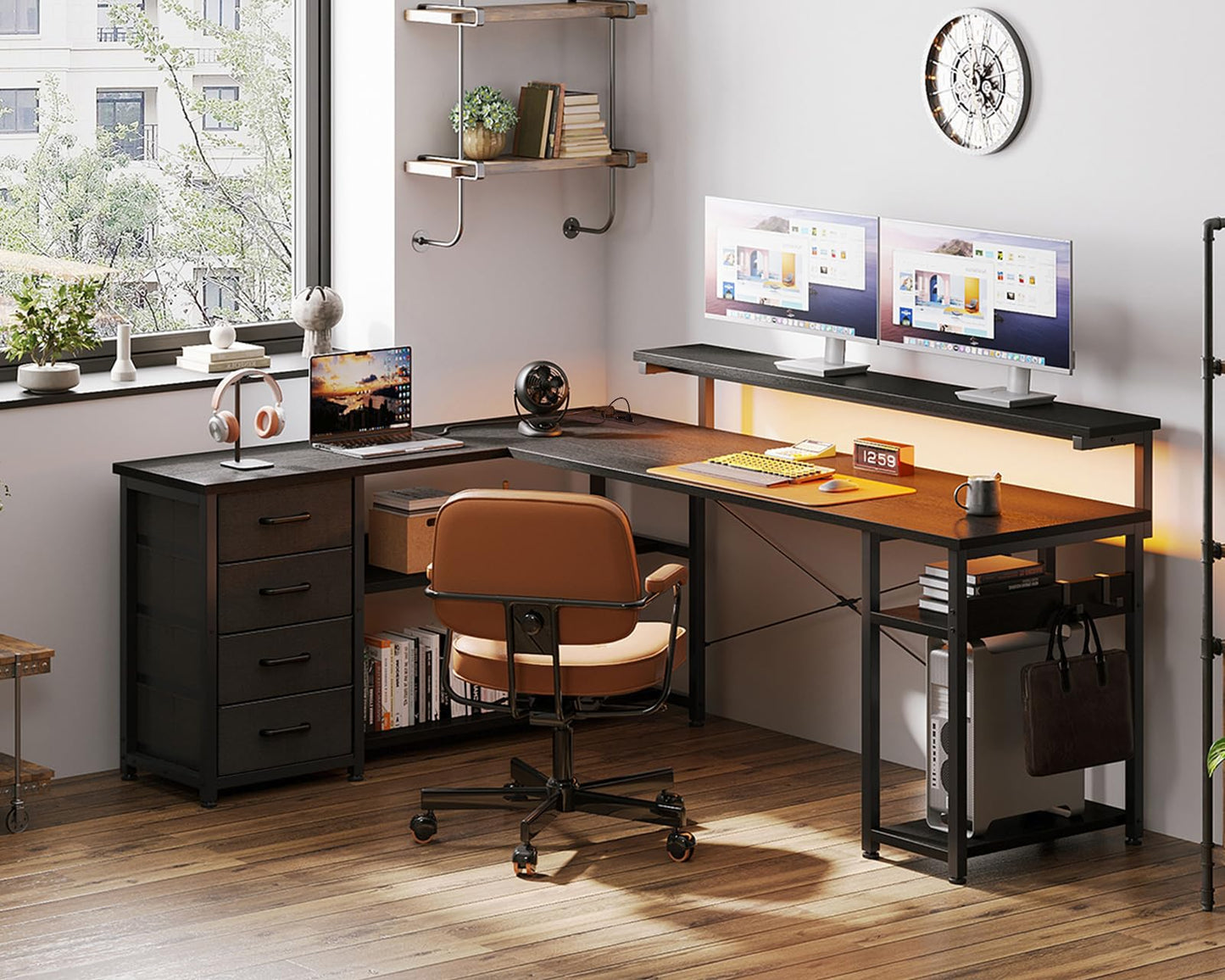 ODK Schreibtisch mit Schubladen, Reversible Eckschreibtisch mit 2 Steckdosen und 2 USB Ladeanschluss, Bürotisch L Form mit LED für Home Office 135×110cm (Graueiche)