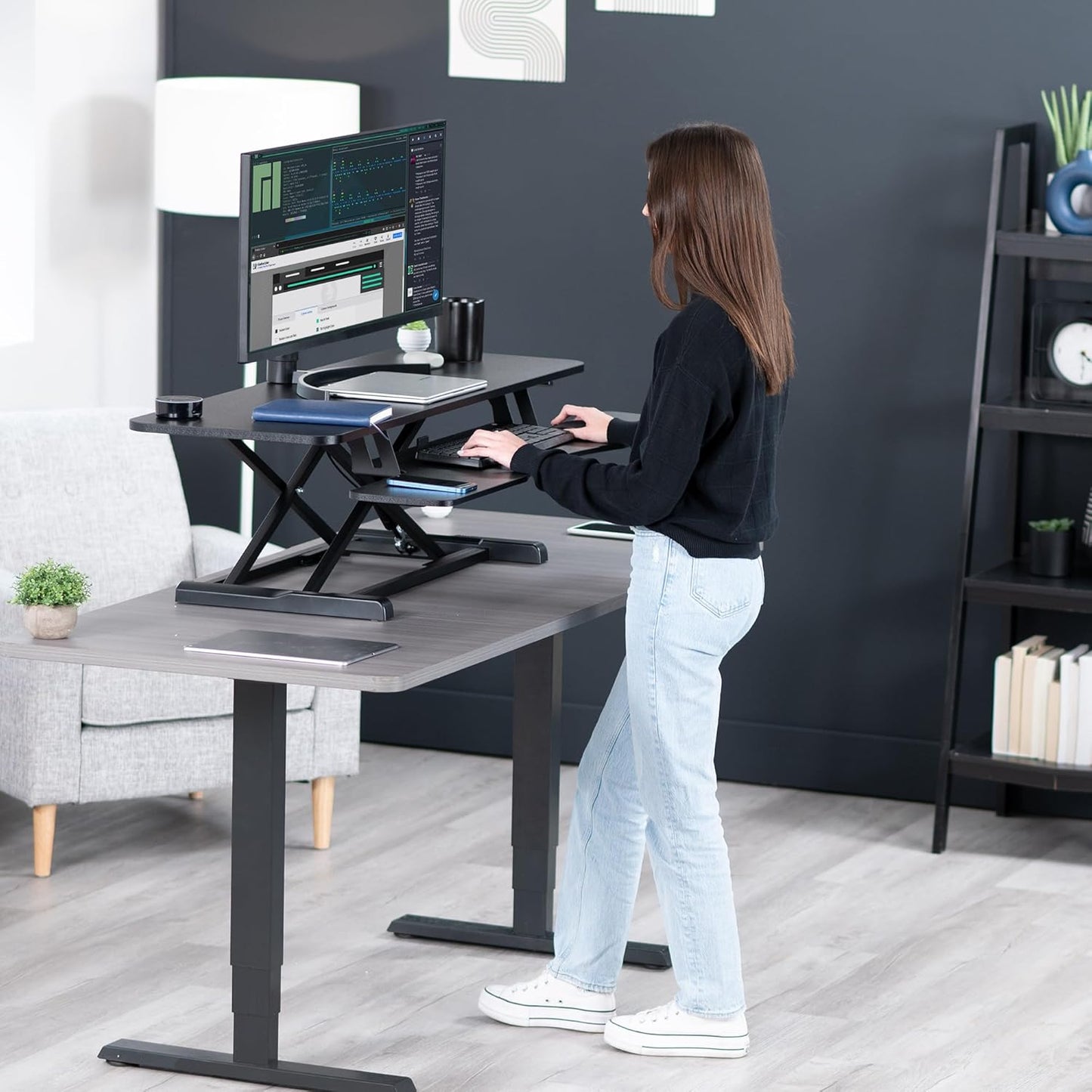 VIVO 32” Stehpult-Konverter mit höhenverstellbarem Aufsatz, Steh-Sitz-Arbeitsplatz für zwei Monitore und Laptop, mit breiter Tastaturablage, Schwarz, DESK-V000K