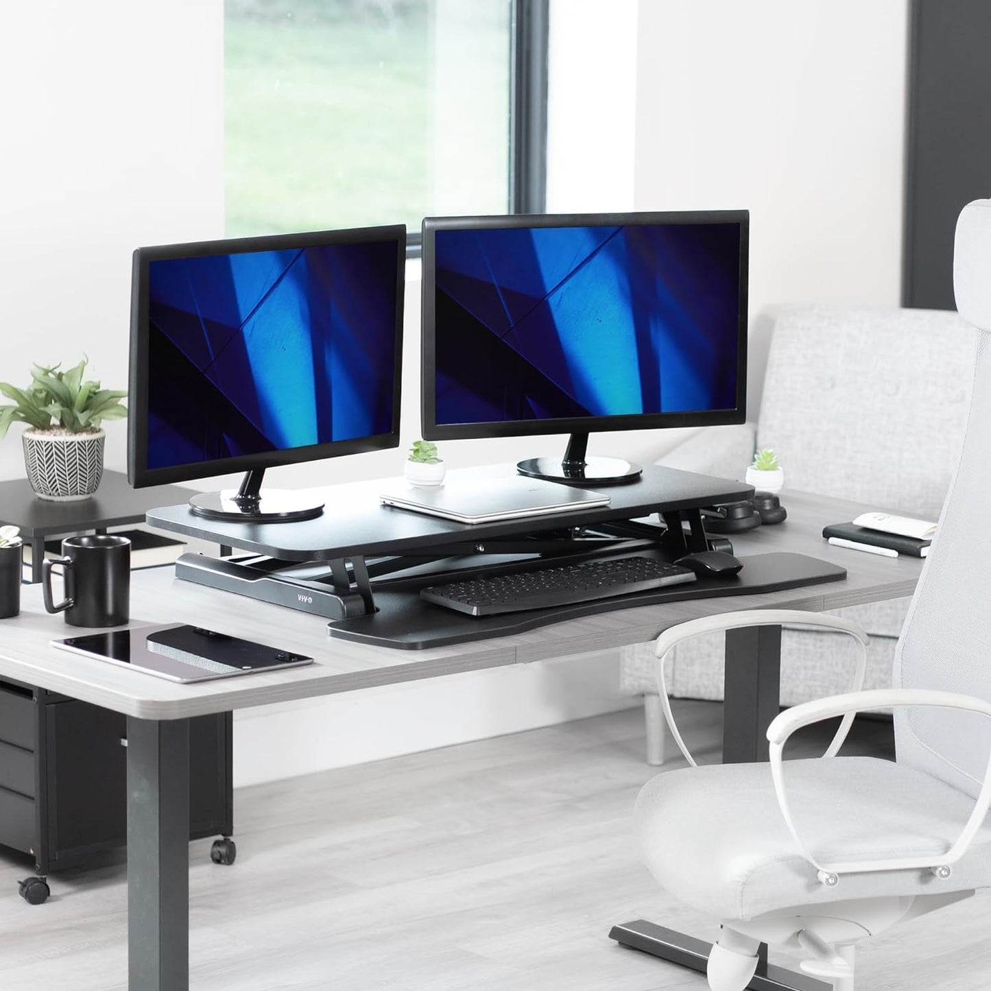 VIVO 32” Stehpult-Konverter mit höhenverstellbarem Aufsatz, Steh-Sitz-Arbeitsplatz für zwei Monitore und Laptop, mit breiter Tastaturablage, Schwarz, DESK-V000K