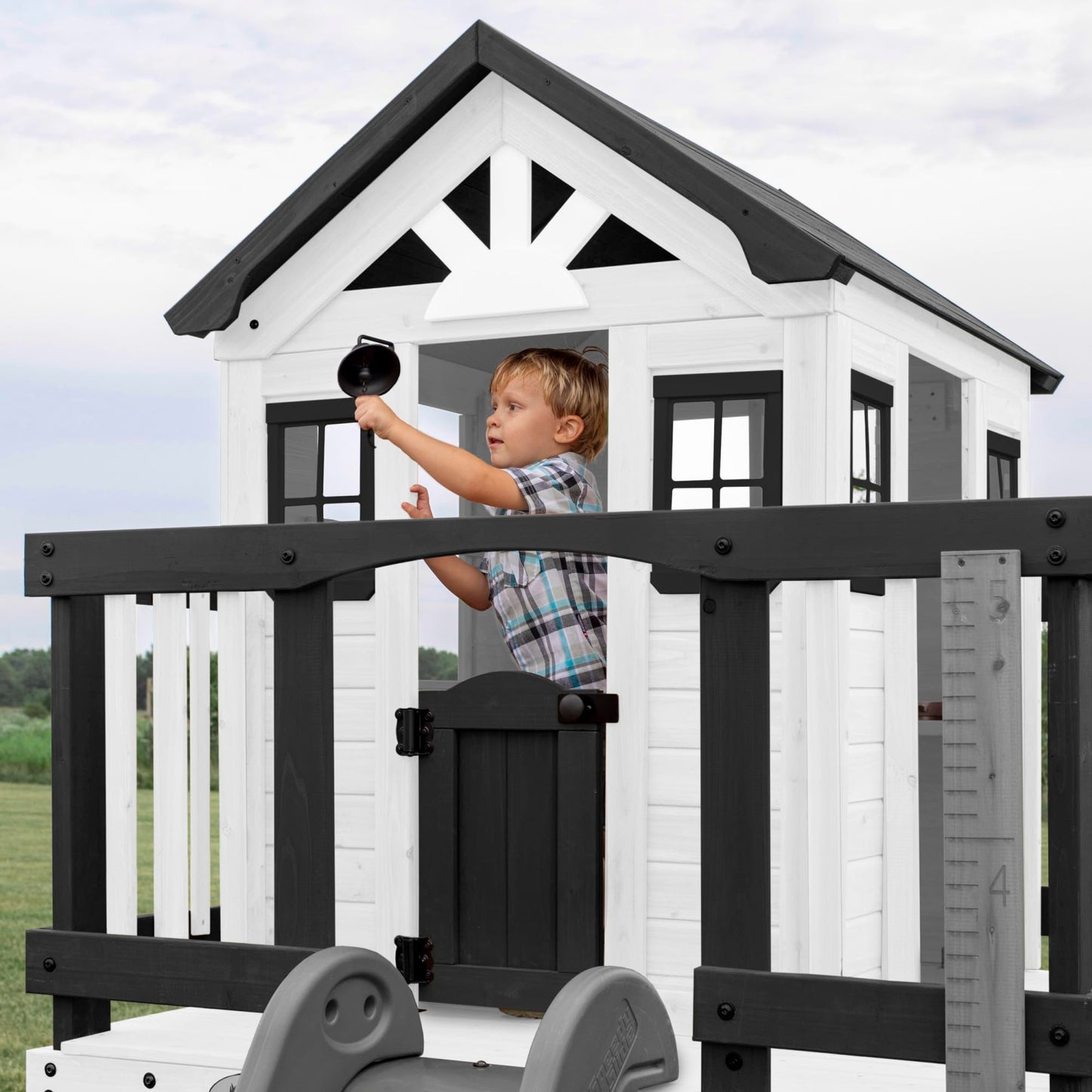 Backyard Discover Spielhaus Sweetwater Heights mit grüner Rutsche, Sandkasten & Veranda | Stelzenhaus, grau/weiß aus Holz für Kinder | Spielturm für den Garten.