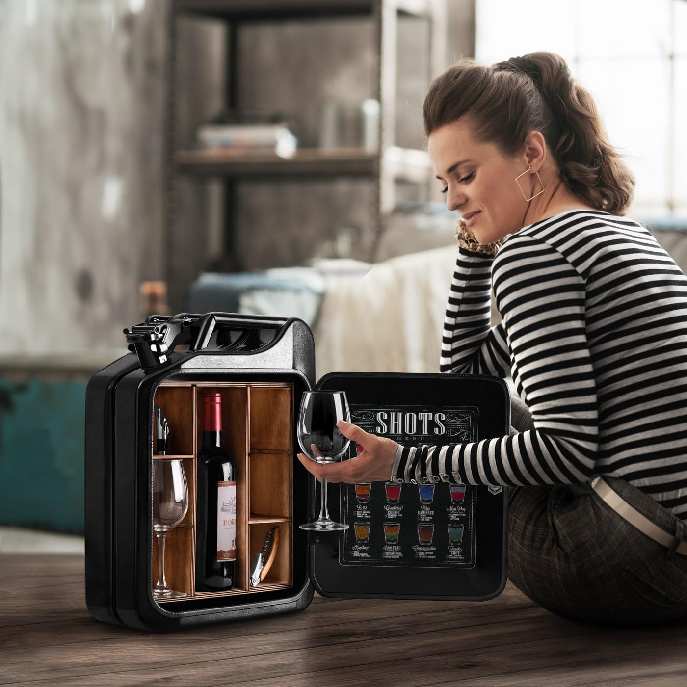 Maverton 20L Kanister Mini Bar mit Gravur - Jerrycan schwarzer Metall Mobile Bar - Geburtstagsgeschenk für Männer personalisierte Geschenke für Männer - Abschließbarer Minibar - Größe: 36x47x18cm
