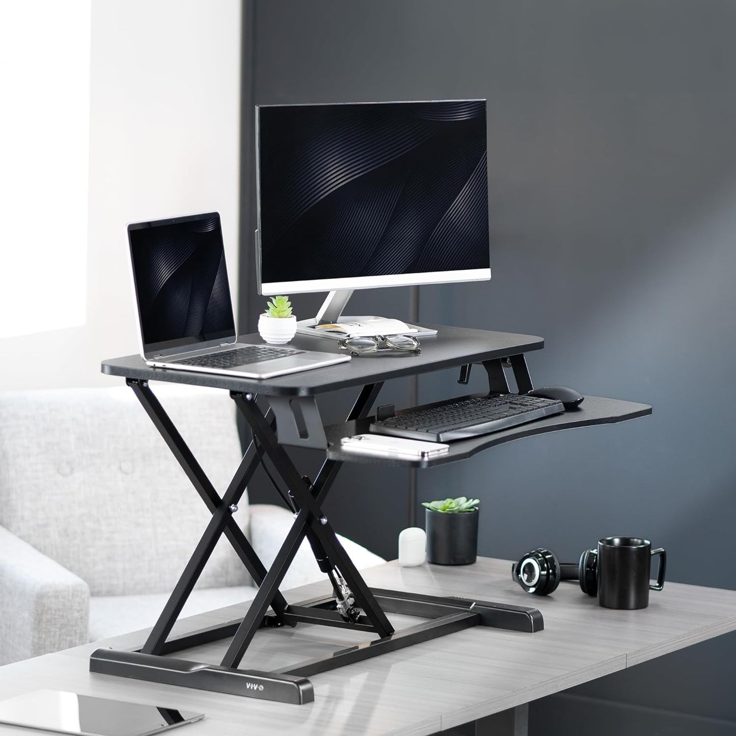 VIVO 32” Stehpult-Konverter mit höhenverstellbarem Aufsatz, Steh-Sitz-Arbeitsplatz für zwei Monitore und Laptop, mit breiter Tastaturablage, Schwarz, DESK-V000K