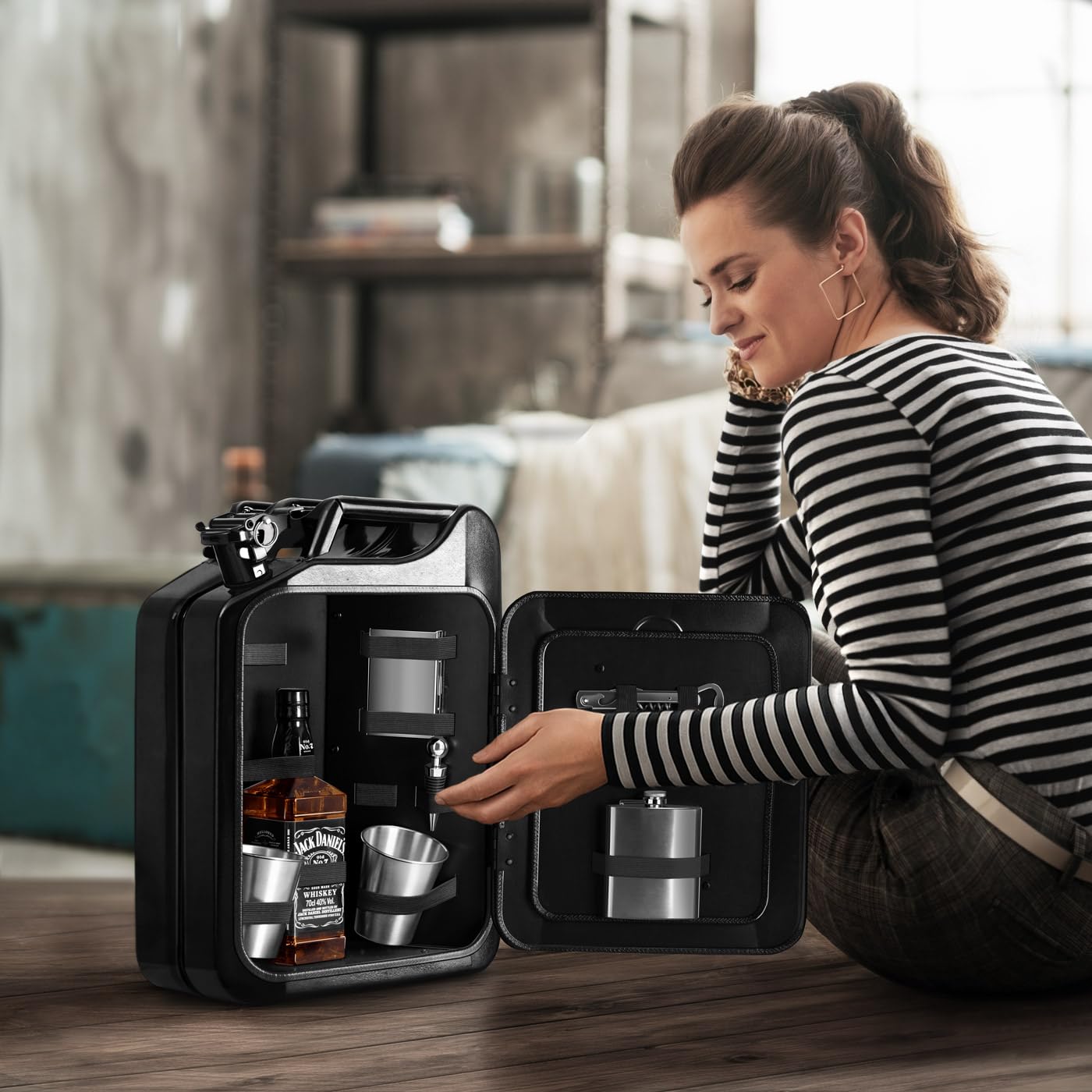 Maverton 20L Kanister Mini Bar mit Gravur - Jerrycan schwarzer Metall Mobile Bar - Geburtstagsgeschenk für Männer personalisierte Geschenke für Männer - Abschließbarer Minibar - Größe: 36x47x18cm
