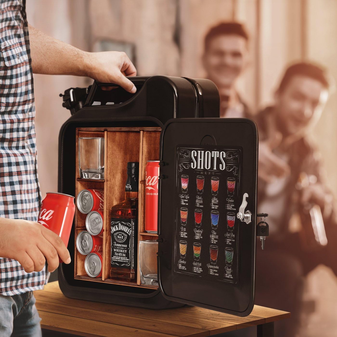 Maverton 20L Kanister Mini Bar mit Gravur - Jerrycan schwarzer Metall Mobile Bar - Geburtstagsgeschenk für Männer personalisierte Geschenke für Männer - Abschließbarer Minibar - Größe: 36x47x18cm