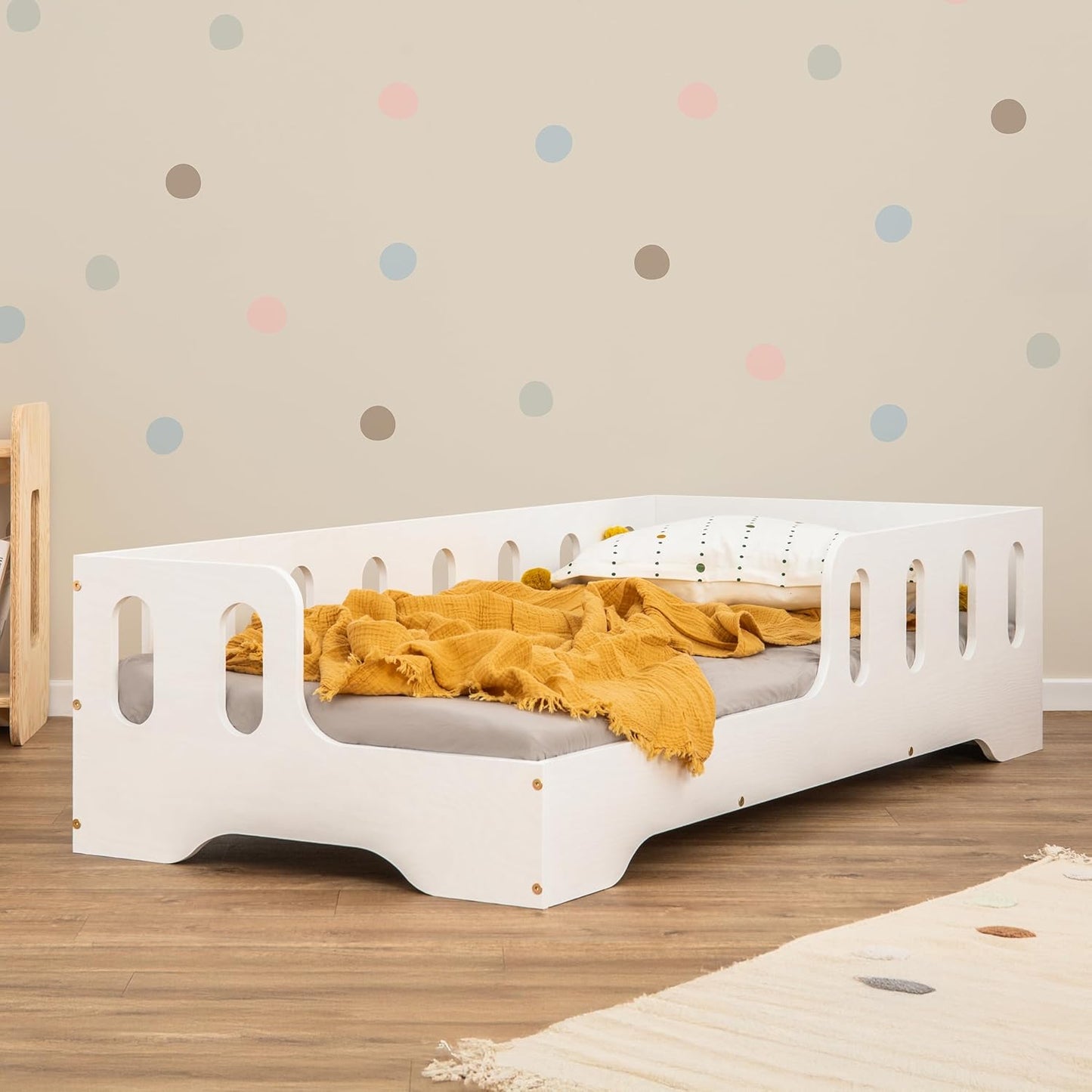 smartwood Kinderbett 80x160 Montessori Bett mit Rausfallschutz & Lattenrost - Kiefernsperrholz mit FSC-Zertifikat - für Jungen und Mädchen - Einfache Montage - TILA 1L