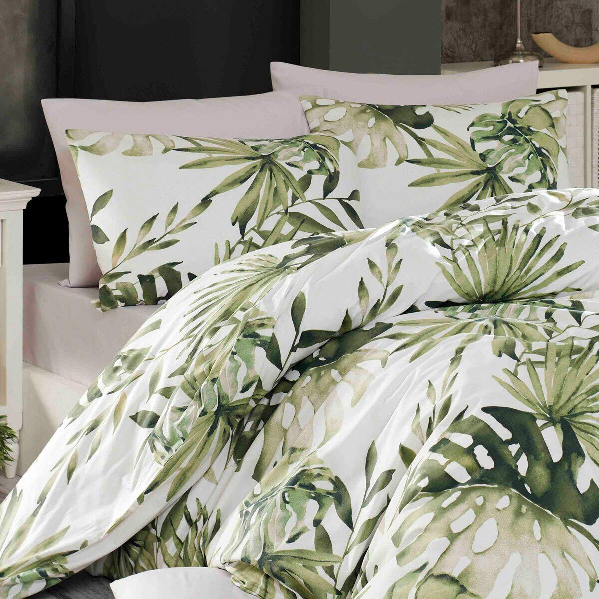 Traumschlaf Renforcé Botanic Bed Linen, Skin-friendly, Breathable and Easy Care, with Zip, All-Year Bed Linen in Tropical Leaf Design, 135 x 200 cm + Pillowcase 80 x 80 cm