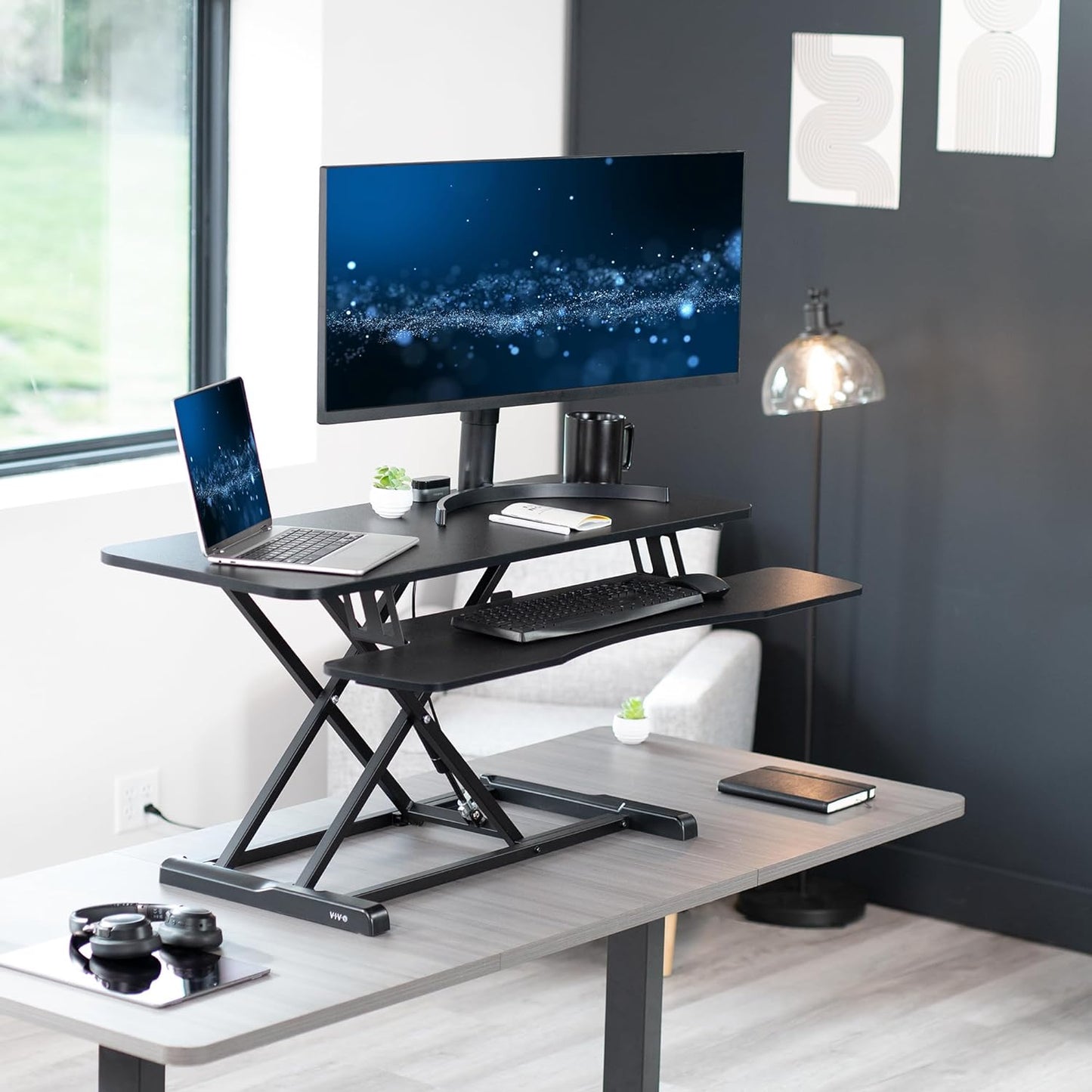 VIVO 32” Stehpult-Konverter mit höhenverstellbarem Aufsatz, Steh-Sitz-Arbeitsplatz für zwei Monitore und Laptop, mit breiter Tastaturablage, Schwarz, DESK-V000K