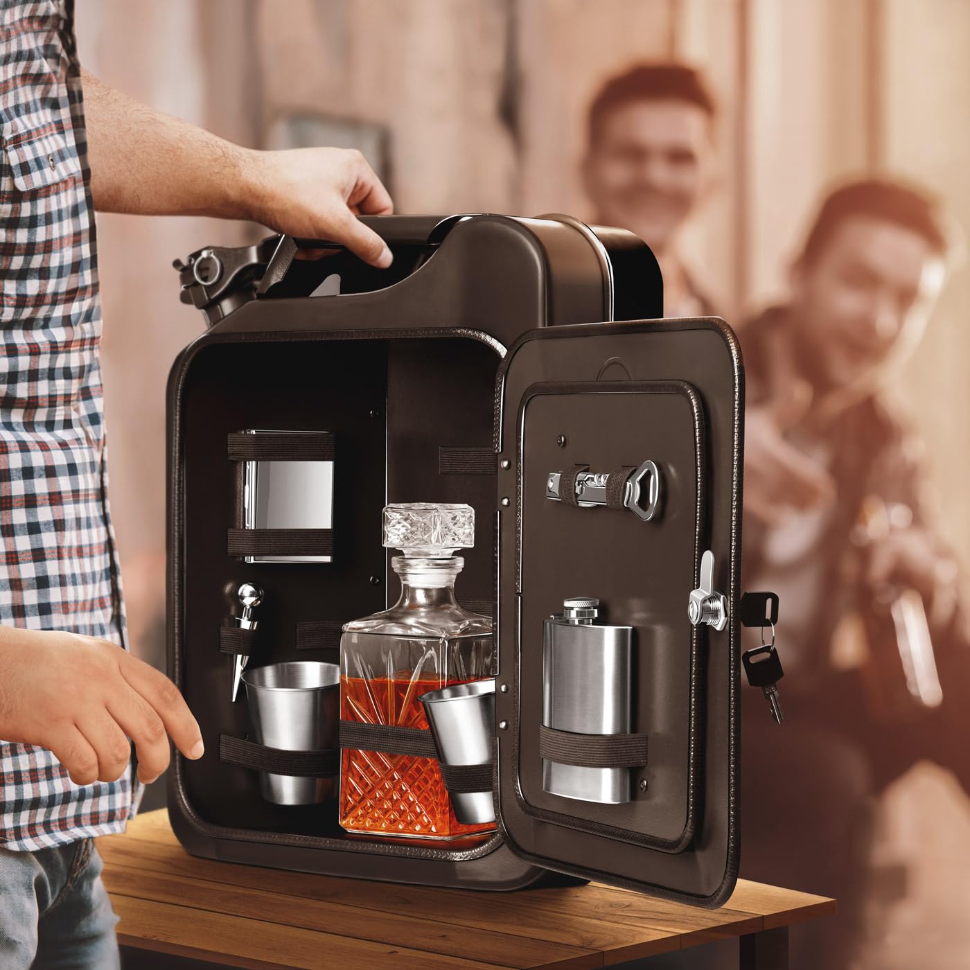 Maverton 20L Kanister Mini Bar mit Gravur - Jerrycan schwarzer Metall Mobile Bar - Geburtstagsgeschenk für Männer personalisierte Geschenke für Männer - Abschließbarer Minibar - Größe: 36x47x18cm