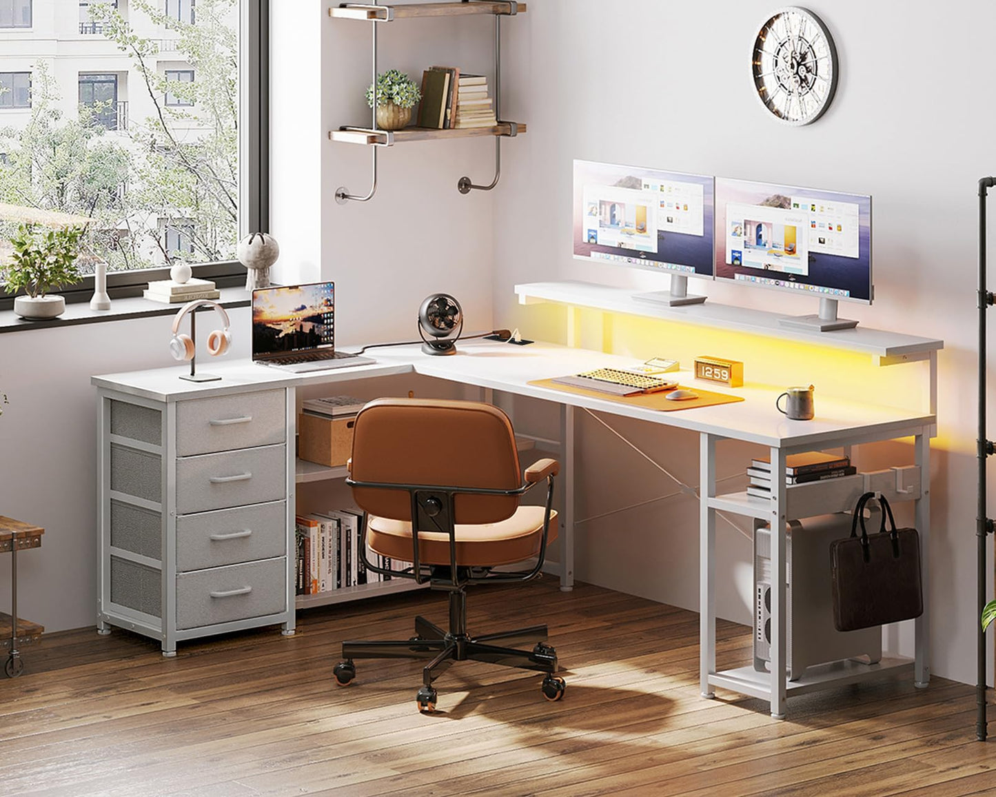 ODK Schreibtisch mit Schubladen, Reversible Eckschreibtisch mit 2 Steckdosen und 2 USB Ladeanschluss, Bürotisch L Form mit LED für Home Office 135×110cm (Graueiche)