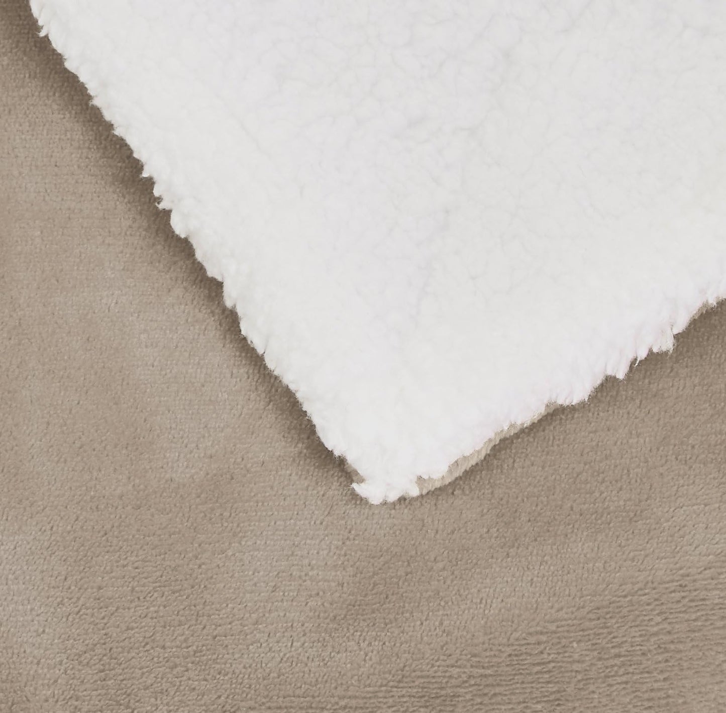 Amazon Basics - Micro faux fur and Sherpa fleece blanket - 220 x 240 cm, taupe