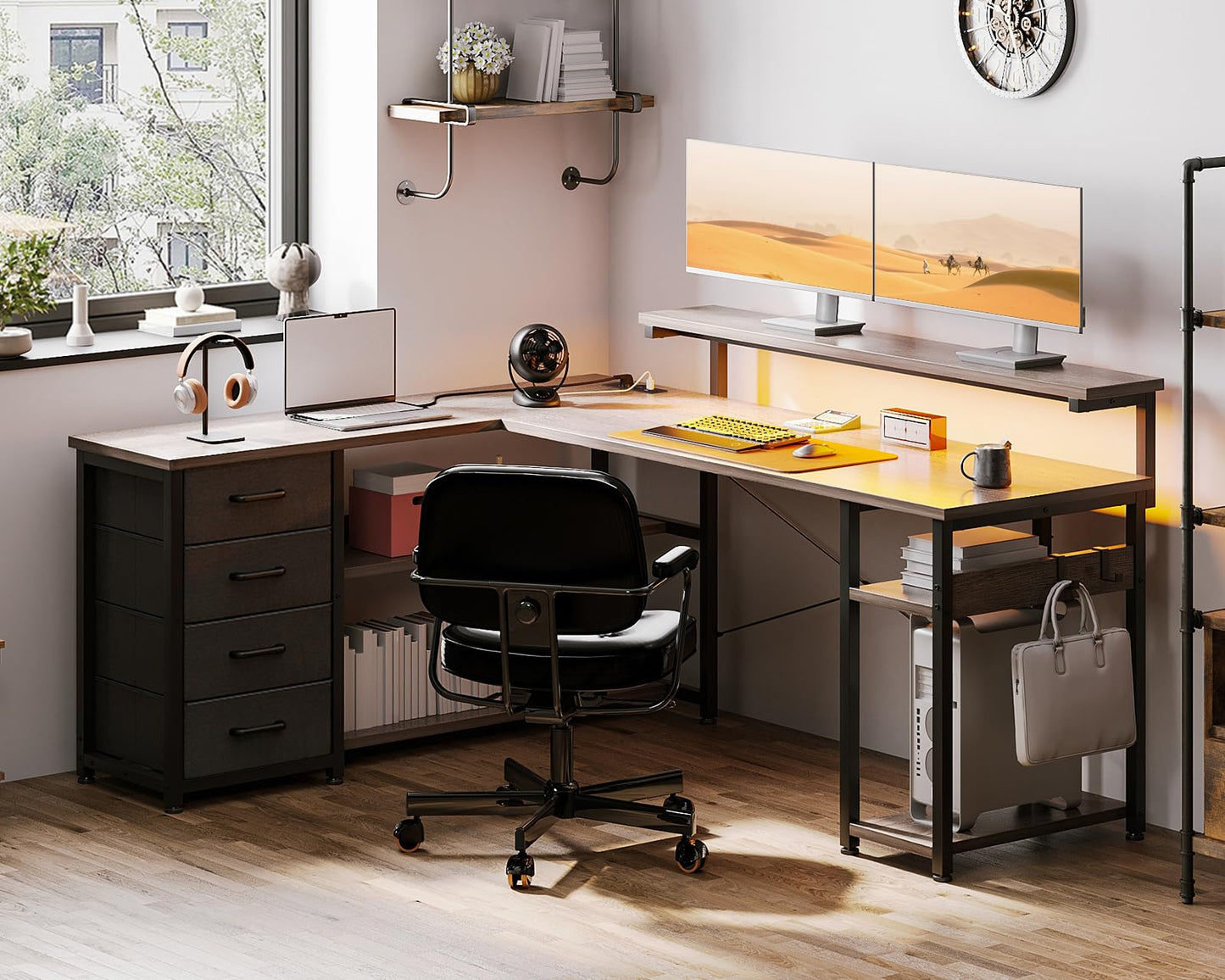 ODK Schreibtisch mit Schubladen, Reversible Eckschreibtisch mit 2 Steckdosen und 2 USB Ladeanschluss, Bürotisch L Form mit LED für Home Office 135×110cm (Graueiche)