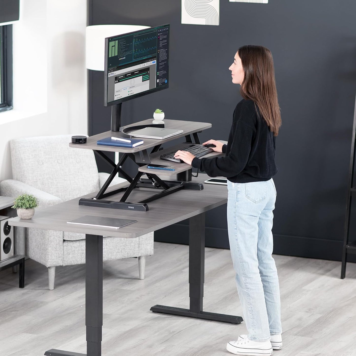 VIVO 32” Stehpult-Konverter mit höhenverstellbarem Aufsatz, Steh-Sitz-Arbeitsplatz für zwei Monitore und Laptop, mit breiter Tastaturablage, Schwarz, DESK-V000K