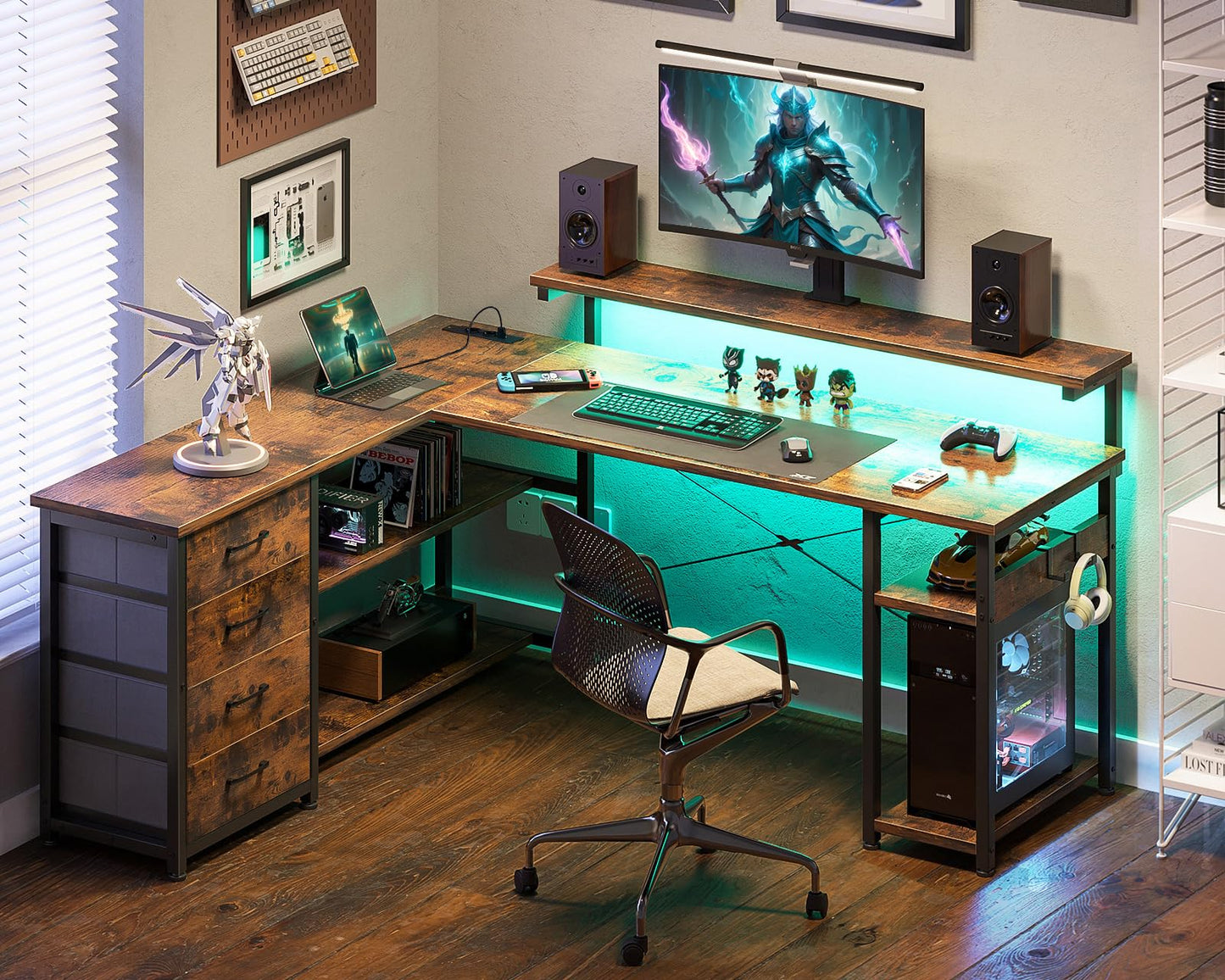 ODK Schreibtisch mit Schubladen, Reversible Eckschreibtisch mit 2 Steckdosen und 2 USB Ladeanschluss, Bürotisch L Form mit LED für Home Office 135×110cm (Graueiche)