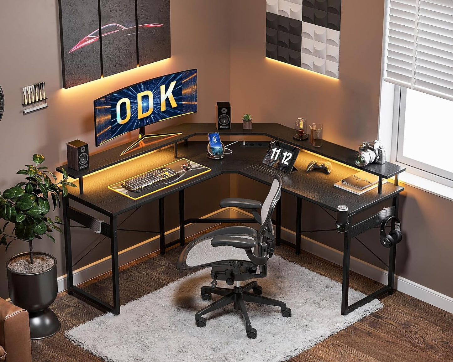 ODK Gaming Tisch mit LED, Gaming Schreibtisch mit 2 Steckdosen und 2 USB Ladeanschluss, PC Tisch Gaming mit großzügiger Monitorablage, Gamer Schreibtisch in Kohlefaser Weiß, 129x129 cm