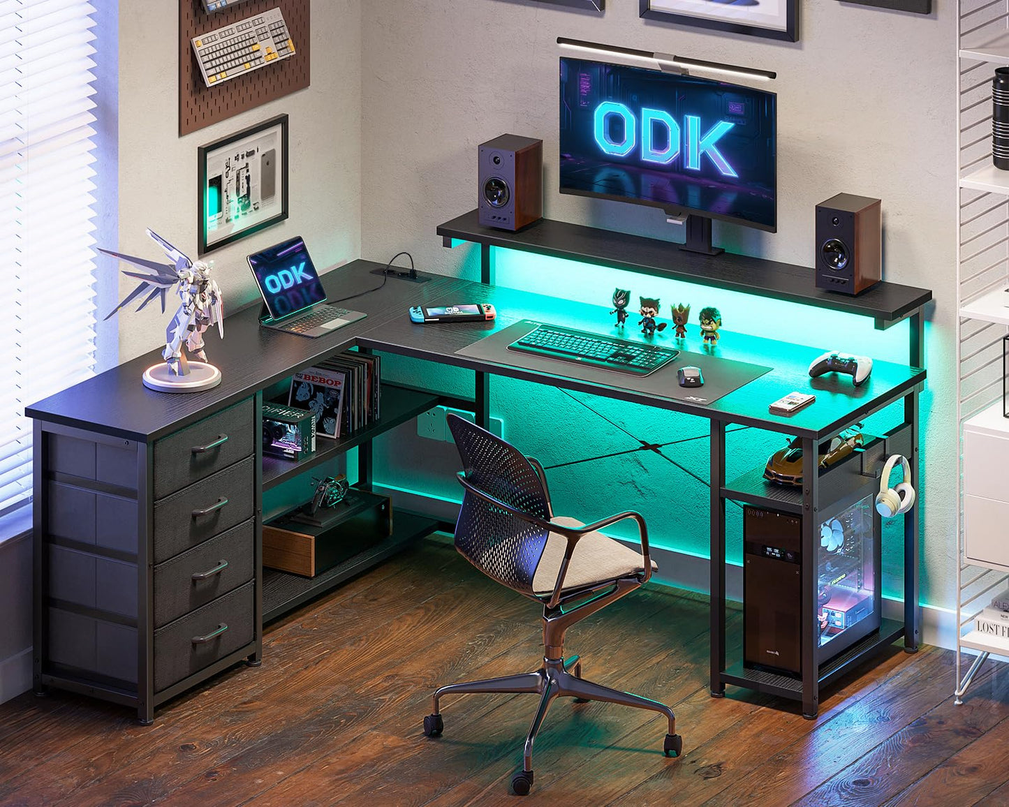ODK Schreibtisch mit Schubladen, Reversible Eckschreibtisch mit 2 Steckdosen und 2 USB Ladeanschluss, Bürotisch L Form mit LED für Home Office 135×110cm (Graueiche)