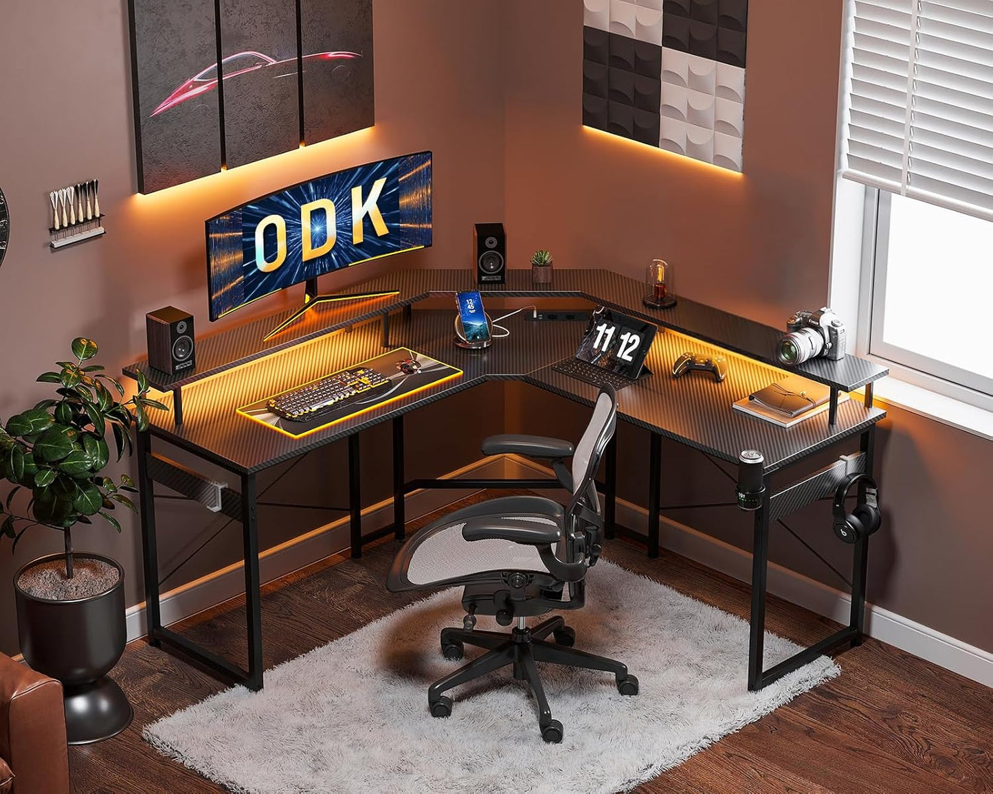 ODK Gaming Tisch mit LED, Gaming Schreibtisch mit 2 Steckdosen und 2 USB Ladeanschluss, PC Tisch Gaming mit großzügiger Monitorablage, Gamer Schreibtisch in Kohlefaser Weiß, 129x129 cm