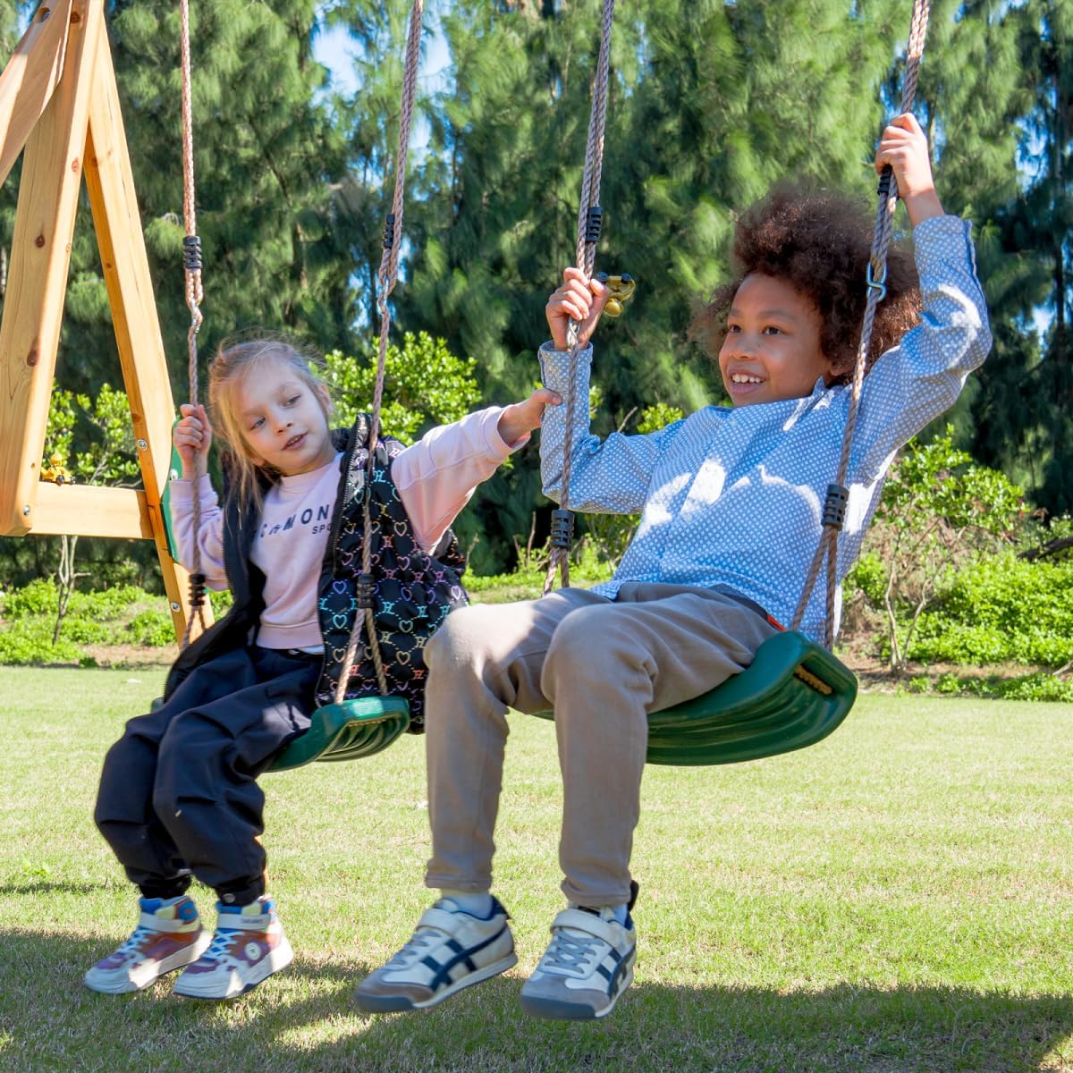 DOLPHIN PLAYGROUND T Schaukelgestell Outdoor-Set mit 2 Schaukeln, Rutsche, Kletterwand, Tafel, Picknicktisch & Teleskop - Robustes Outdoor-Spielgerät aus Zedernholz für Kinder ab 3 Jahren