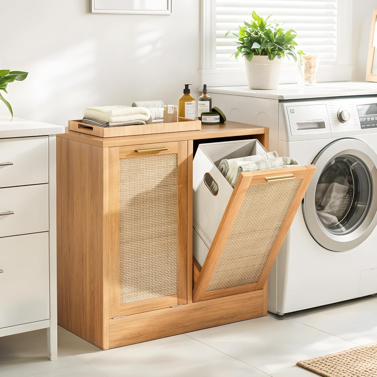 Pamapic Wäscheschrank mit 2 Abnehmbaren Wäschekörben, Magnetverschluss & Echtes Rattan-Design, Badschrank mit Wäschekorb, Wäschekorb Schrank Kippschutz, 66 x 39,5 x 68 cm, Holzfarbe