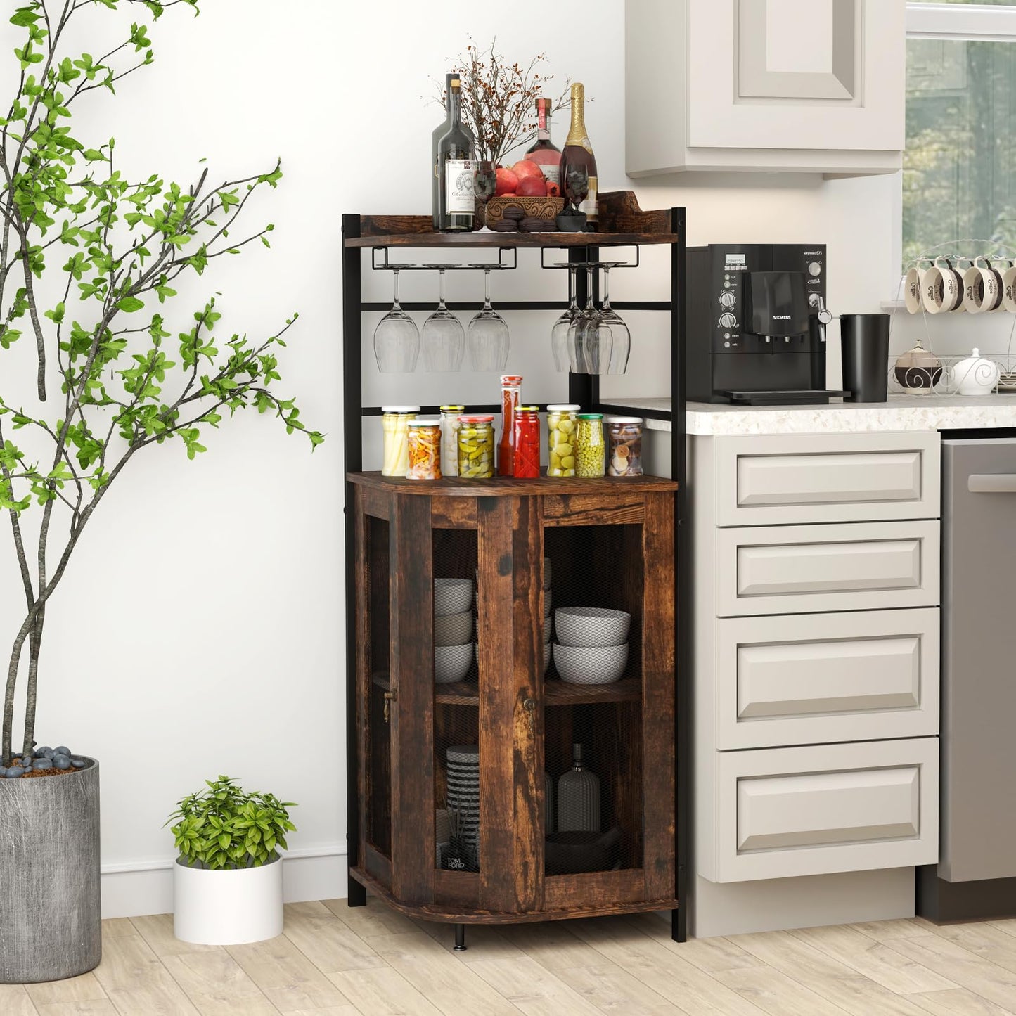 GIANTEX Weinschrank Eckschrank Industrial, Barschrank mit Glashalter, Weinbarschrank mit verstellbarem Regal, Küche Hausbar mit Metallgittertüren, Küchenschrank mit Kippschutz, 46 x 46 x 130 cm