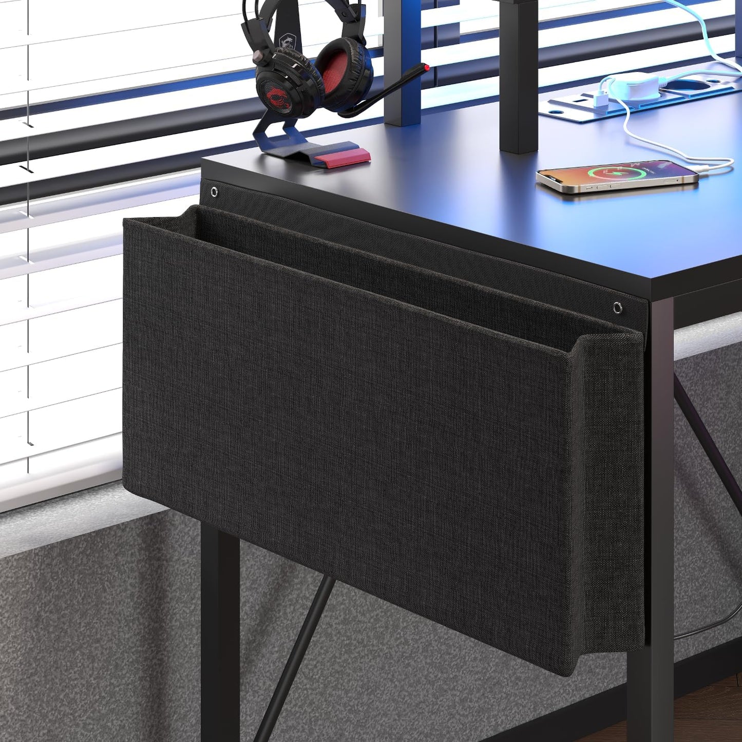 Flamaker Gaming Tisch l Form 140x140 cm - Eckschreibtisch mit RGB LED, Monitorständer & Ablagefach | 2 Steckdosen + 2 USB-Anschlüsse (Weiß)
