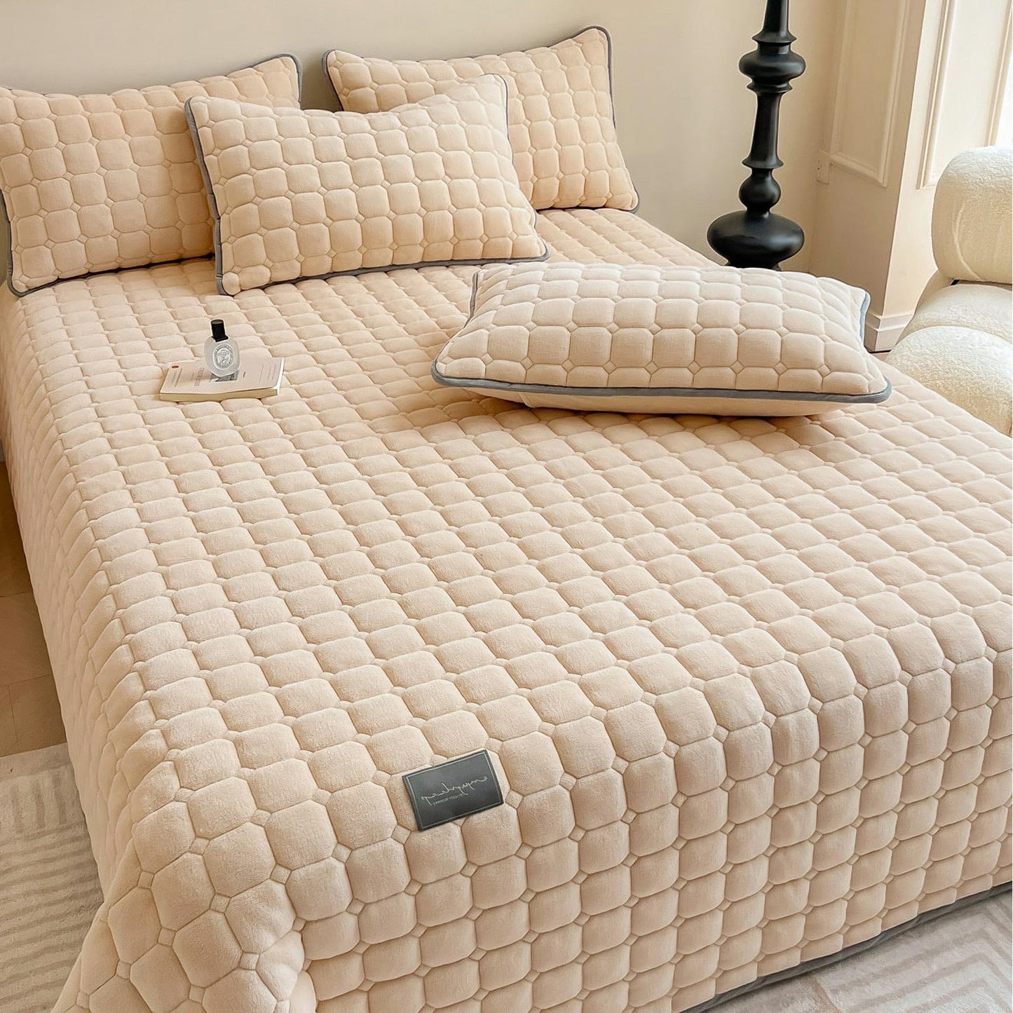 SHANNA Extra Large Duvet: Milk Velvet Soft Double Sided Duvet Ideal as Bedspread 230 x 250 cm with 2 Matching Pillowcases 50 x 70 cm (Beige)