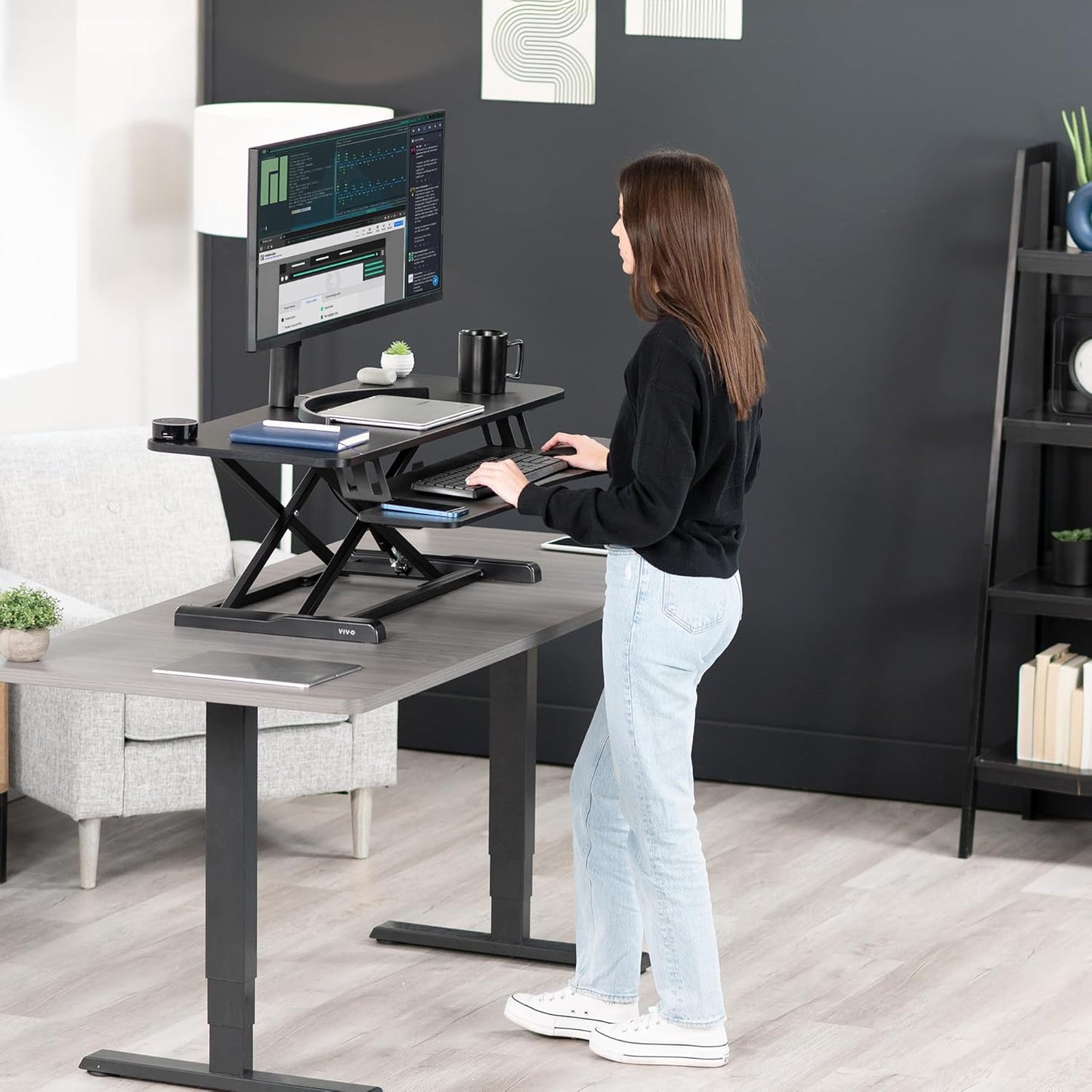 VIVO 32” Stehpult-Konverter mit höhenverstellbarem Aufsatz, Steh-Sitz-Arbeitsplatz für zwei Monitore und Laptop, mit breiter Tastaturablage, Schwarz, DESK-V000K