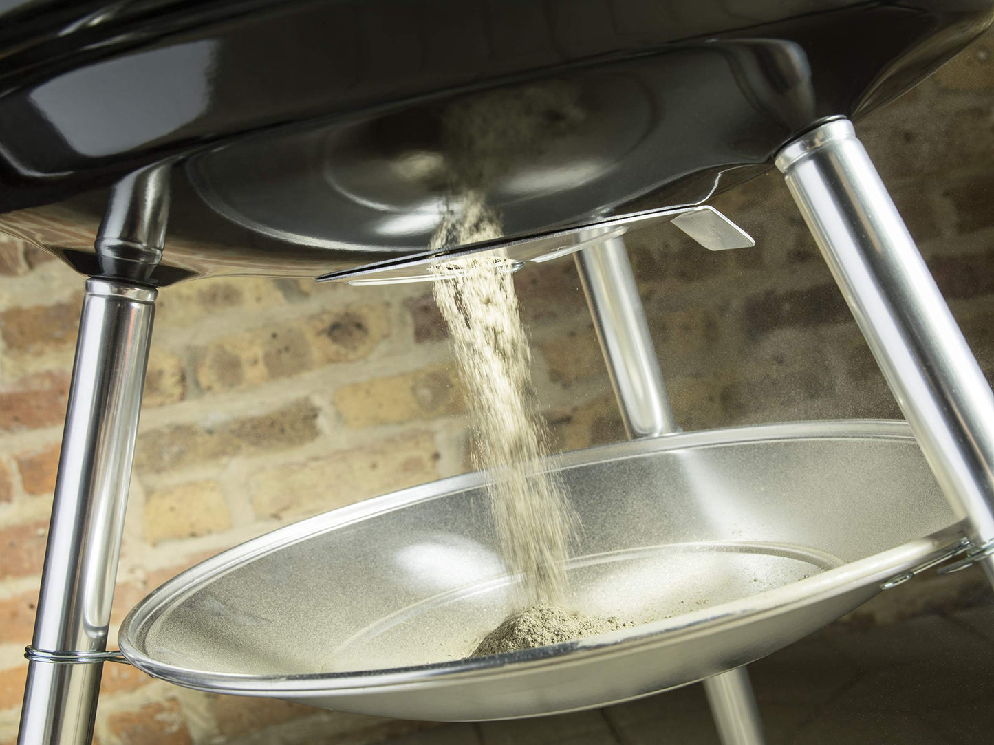 Weber Compact Kettle Charcoal Grill, Diameter 47 cm Grill Area, BBQ Grill with Porcelain Enamelled Lid and Kettle, Tripod Stand & Wheels, Chrome-Plated Cooking Grate, Black (1221004)