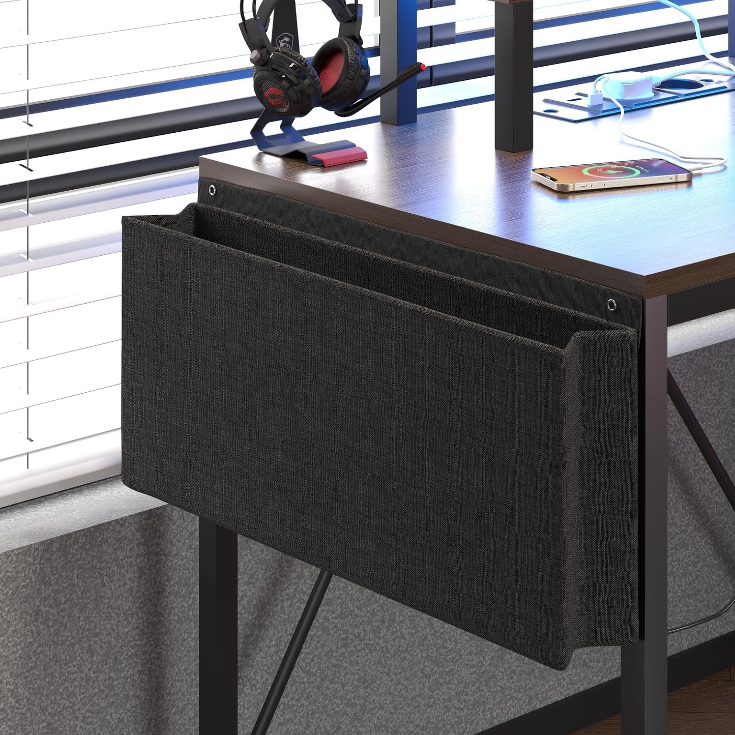 Flamaker Gaming Tisch l Form 140x140 cm - Eckschreibtisch mit RGB LED, Monitorständer & Ablagefach | 2 Steckdosen + 2 USB-Anschlüsse (Weiß)