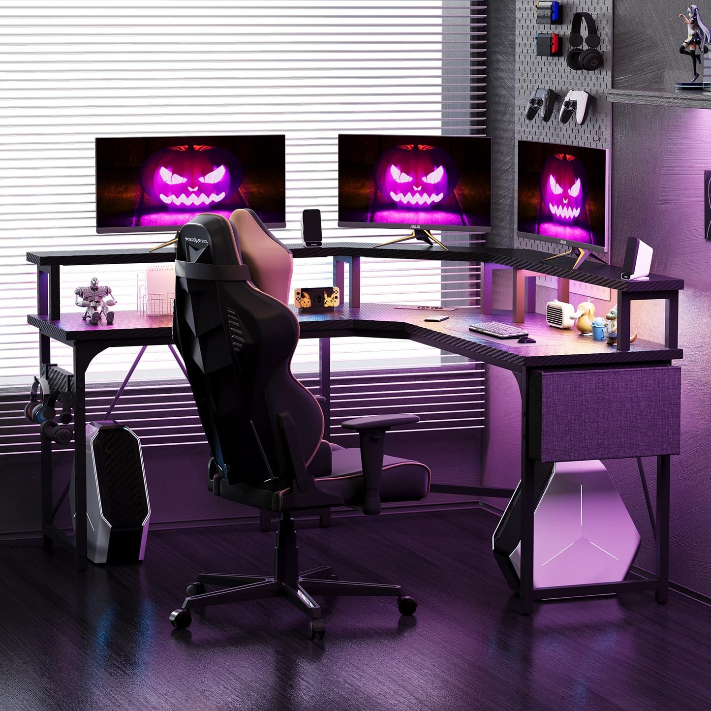 Devoko 153x153 cm Gaming Schreibtisch mit LED, groß Gaming Tisch L Form mit 2 Steckdosen und 2 USB Ladeanschluss, Eckschreibtisch PC Tisch mit großzügiger Monitorablage, Kohleschwarz