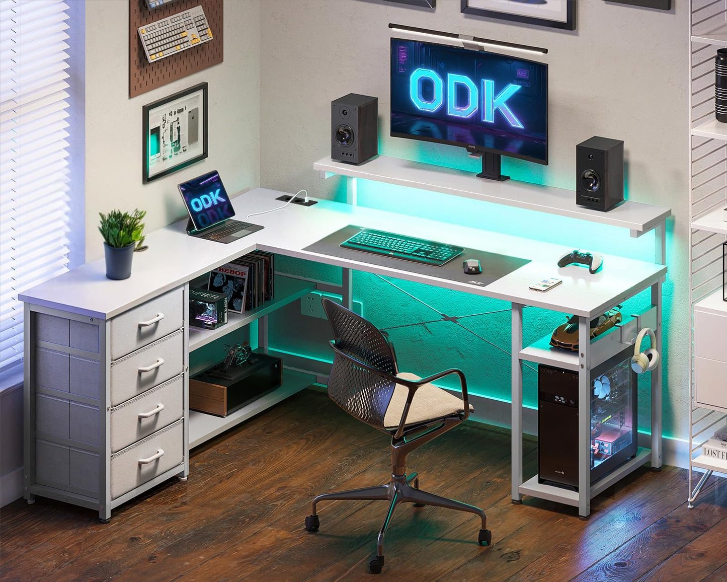 ODK Schreibtisch mit Schubladen, Reversible Eckschreibtisch mit 2 Steckdosen und 2 USB Ladeanschluss, Bürotisch L Form mit LED für Home Office 135×110cm (Graueiche)