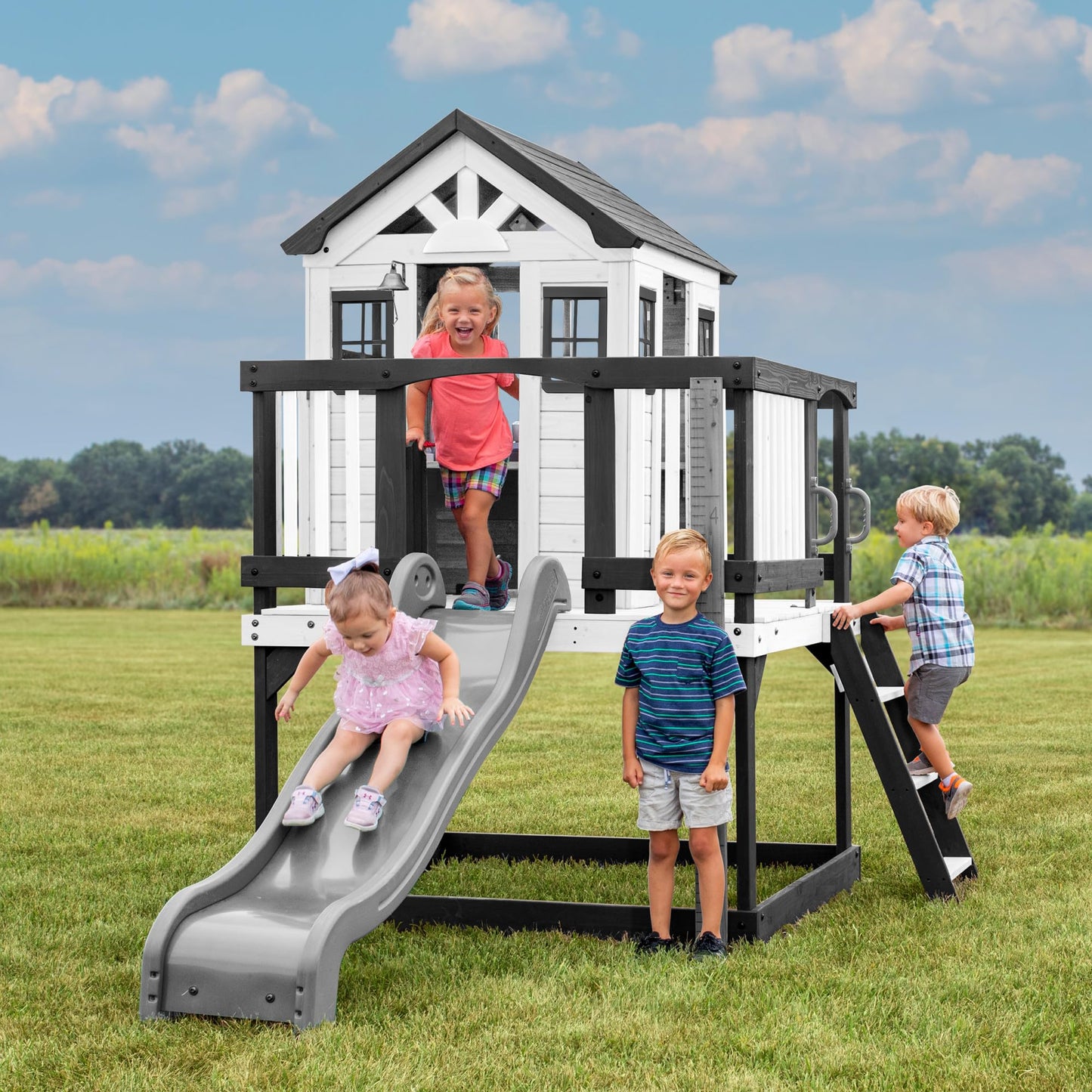 Backyard Discover Spielhaus Sweetwater Heights mit grüner Rutsche, Sandkasten & Veranda | Stelzenhaus, grau/weiß aus Holz für Kinder | Spielturm für den Garten.