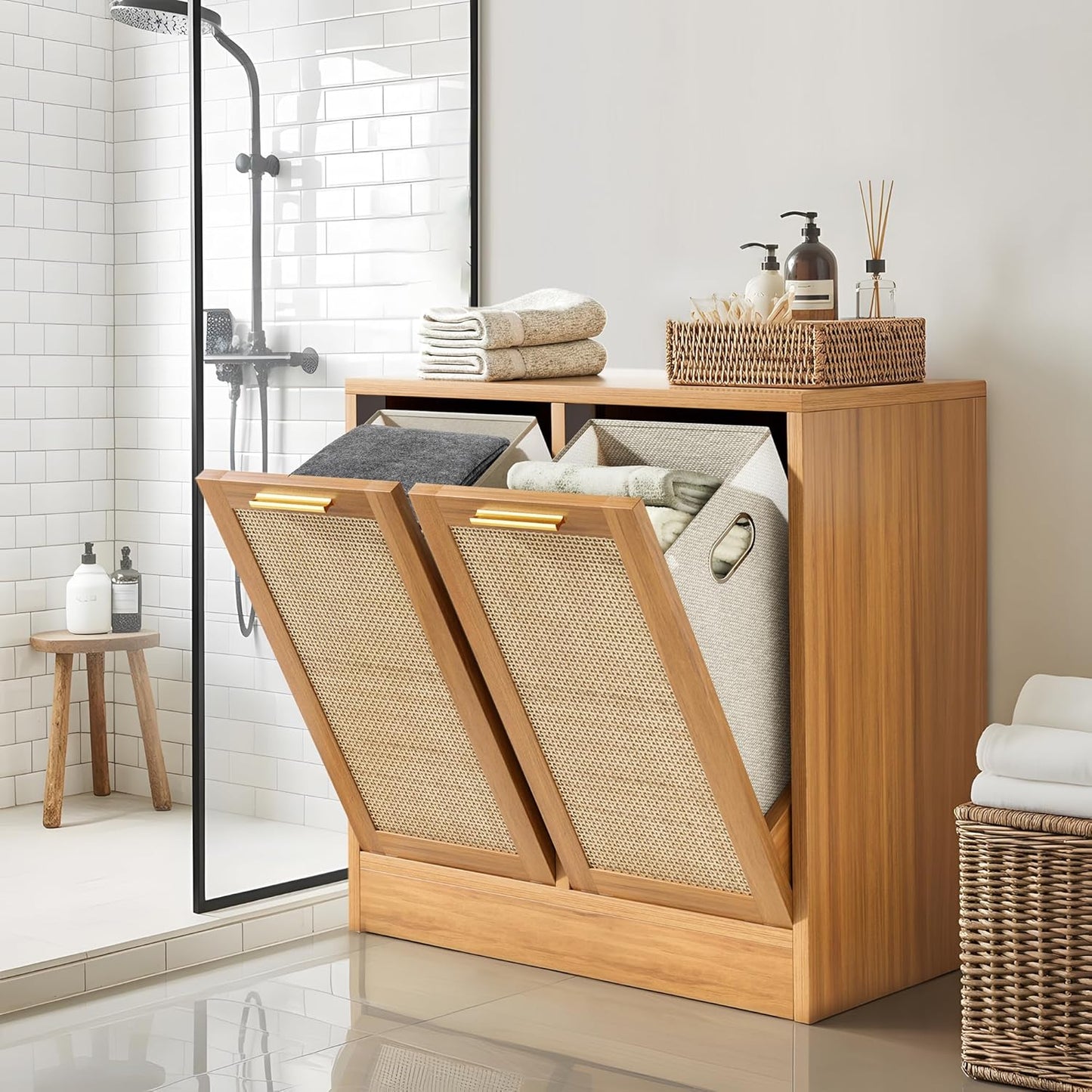 Pamapic Wäscheschrank mit 2 Abnehmbaren Wäschekörben, Magnetverschluss & Echtes Rattan-Design, Badschrank mit Wäschekorb, Wäschekorb Schrank Kippschutz, 66 x 39,5 x 68 cm, Holzfarbe