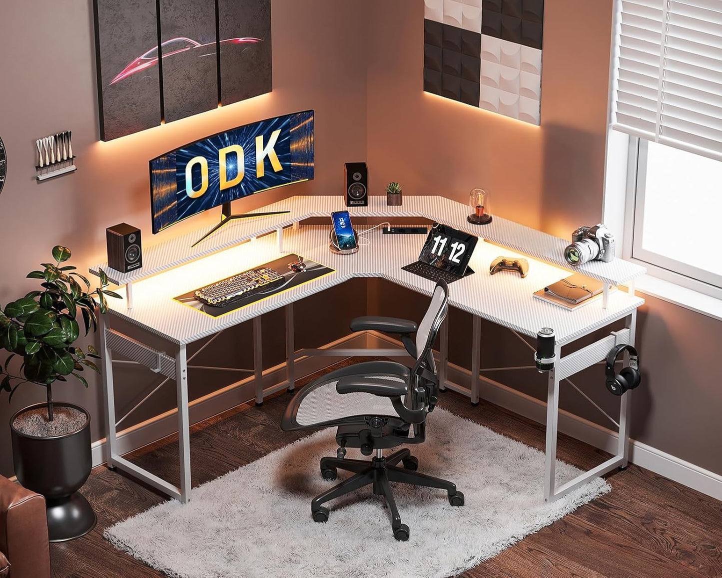 ODK Gaming Tisch mit LED, Gaming Schreibtisch mit 2 Steckdosen und 2 USB Ladeanschluss, PC Tisch Gaming mit großzügiger Monitorablage, Gamer Schreibtisch in Kohlefaser Weiß, 129x129 cm