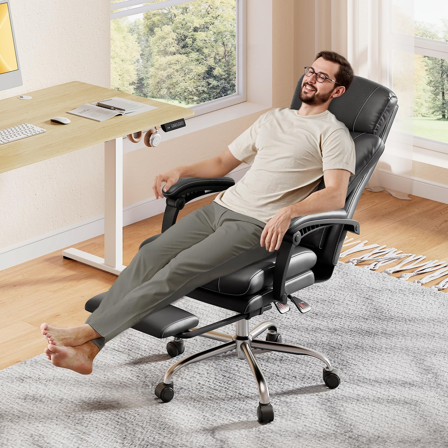 DEVAISE Chefsesse PU Leder, Bürostuhl Ergonomisch mit Fußstütze und Lendenwirbelstütze, Wippfunktion und Winkelverriegelung, Hohe Rückenlehne, Höhenverstellbar, Liegestuhl für Büro & Zuhause, Schwarz