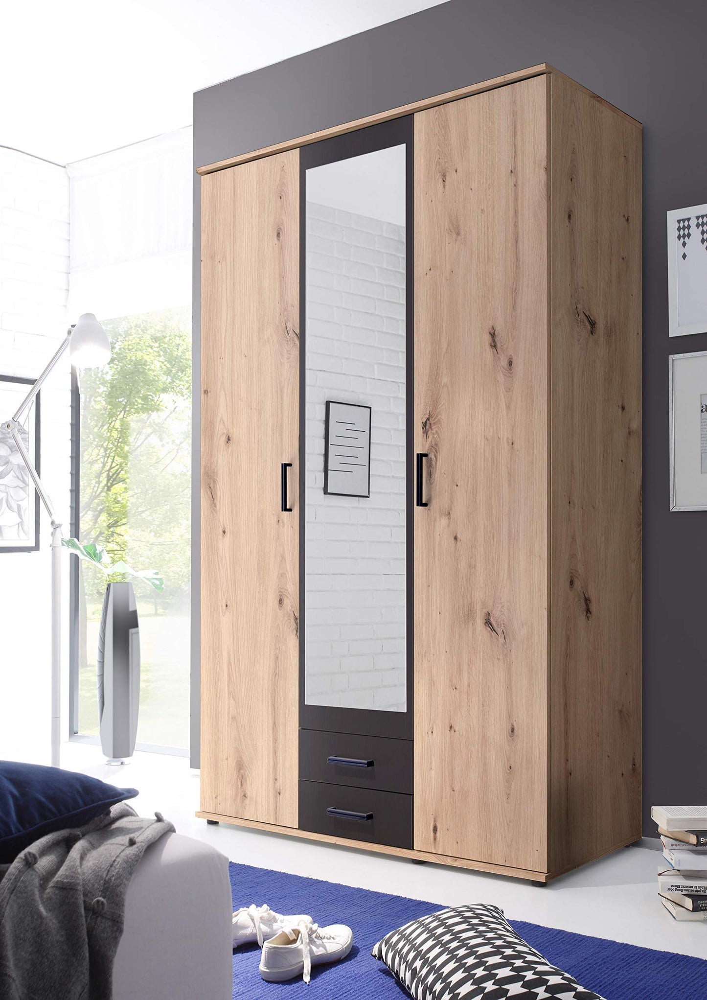 Stella Trading CHICAGO Eleganter Kleiderschrank mit viel Stauraum - Vielseitiger Drehtürenschrank in Artisan Eiche Optik und Absetzungen in Anthrazit - 156 x 197 x 54 cm (B/H/T)