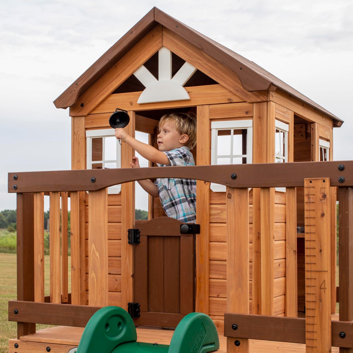 Backyard Discover Spielhaus Sweetwater Heights mit grüner Rutsche, Sandkasten & Veranda | Stelzenhaus, grau/weiß aus Holz für Kinder | Spielturm für den Garten.