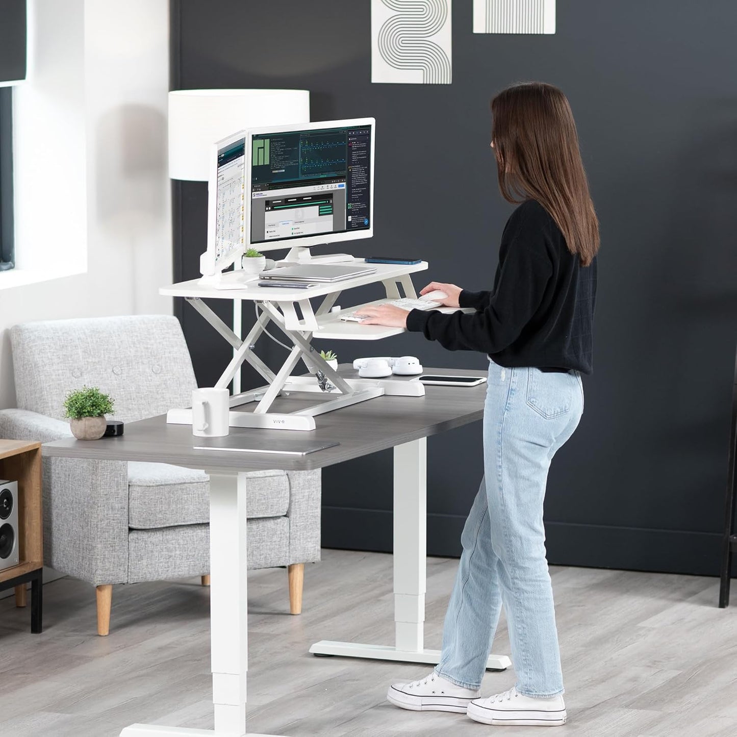 VIVO 32” Stehpult-Konverter mit höhenverstellbarem Aufsatz, Steh-Sitz-Arbeitsplatz für zwei Monitore und Laptop, mit breiter Tastaturablage, Schwarz, DESK-V000K