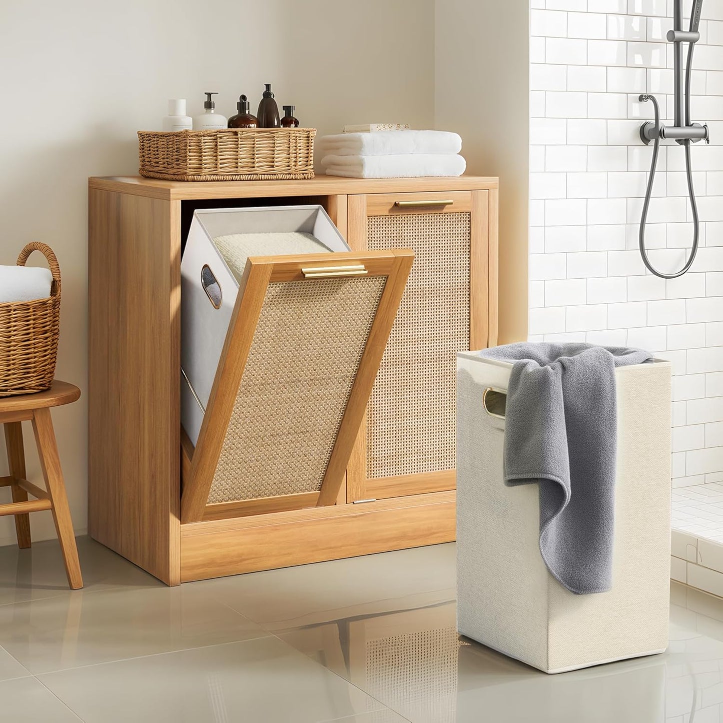 Pamapic Wäscheschrank mit 2 Abnehmbaren Wäschekörben, Magnetverschluss & Echtes Rattan-Design, Badschrank mit Wäschekorb, Wäschekorb Schrank Kippschutz, 66 x 39,5 x 68 cm, Holzfarbe