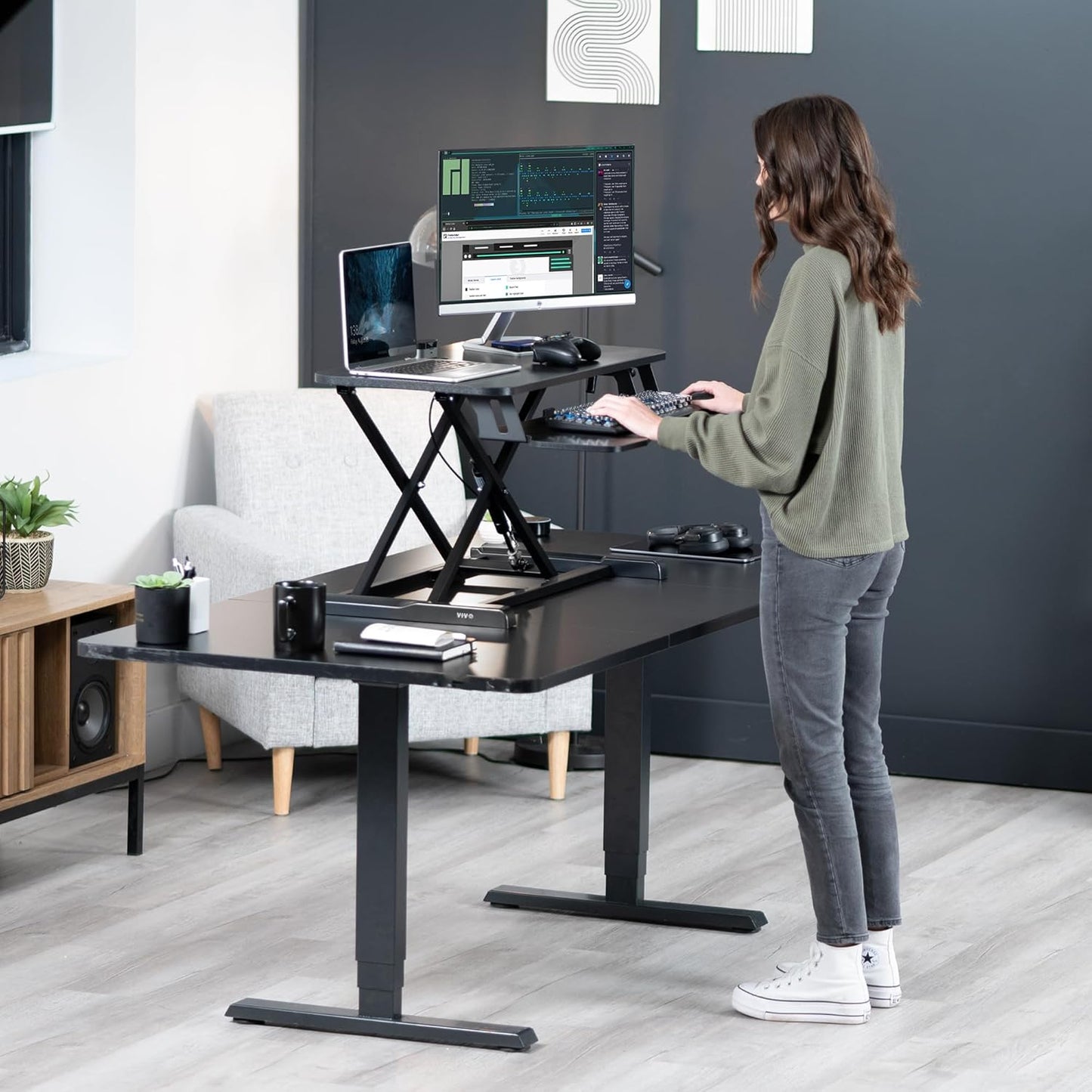 VIVO 32” Stehpult-Konverter mit höhenverstellbarem Aufsatz, Steh-Sitz-Arbeitsplatz für zwei Monitore und Laptop, mit breiter Tastaturablage, Schwarz, DESK-V000K