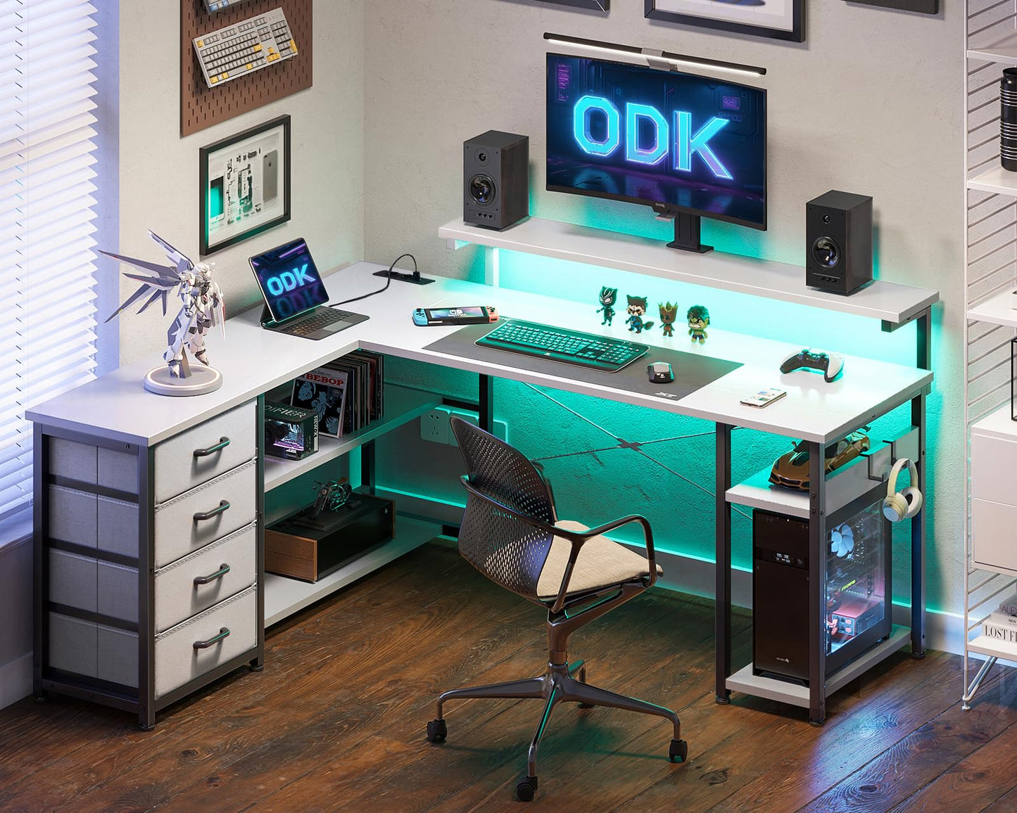 ODK Schreibtisch mit Schubladen, Reversible Eckschreibtisch mit 2 Steckdosen und 2 USB Ladeanschluss, Bürotisch L Form mit LED für Home Office 135×110cm (Graueiche)
