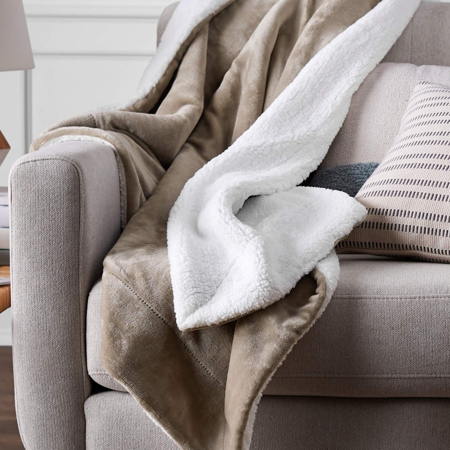 Amazon Basics - Micro faux fur and Sherpa fleece blanket - 220 x 240 cm, taupe