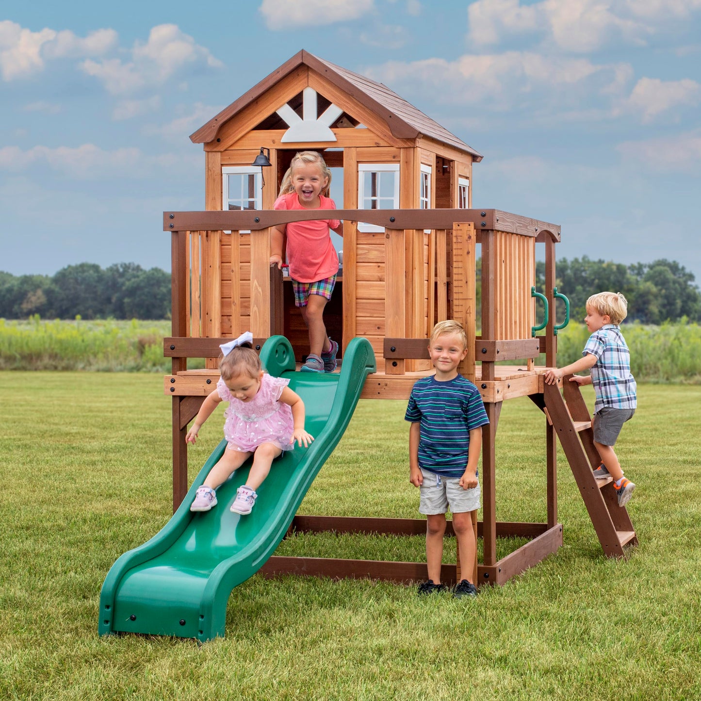 Backyard Discover Spielhaus Sweetwater Heights mit grüner Rutsche, Sandkasten & Veranda | Stelzenhaus, grau/weiß aus Holz für Kinder | Spielturm für den Garten.