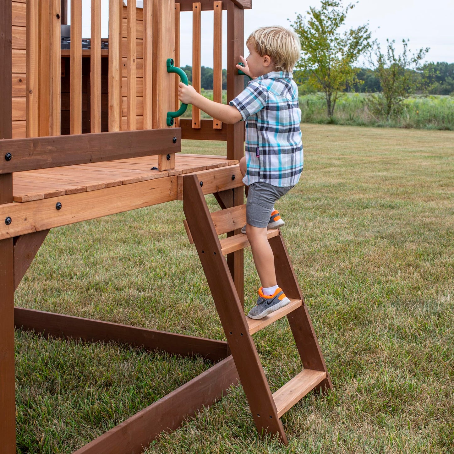 Backyard Discover Spielhaus Sweetwater Heights mit grüner Rutsche, Sandkasten & Veranda | Stelzenhaus, grau/weiß aus Holz für Kinder | Spielturm für den Garten.