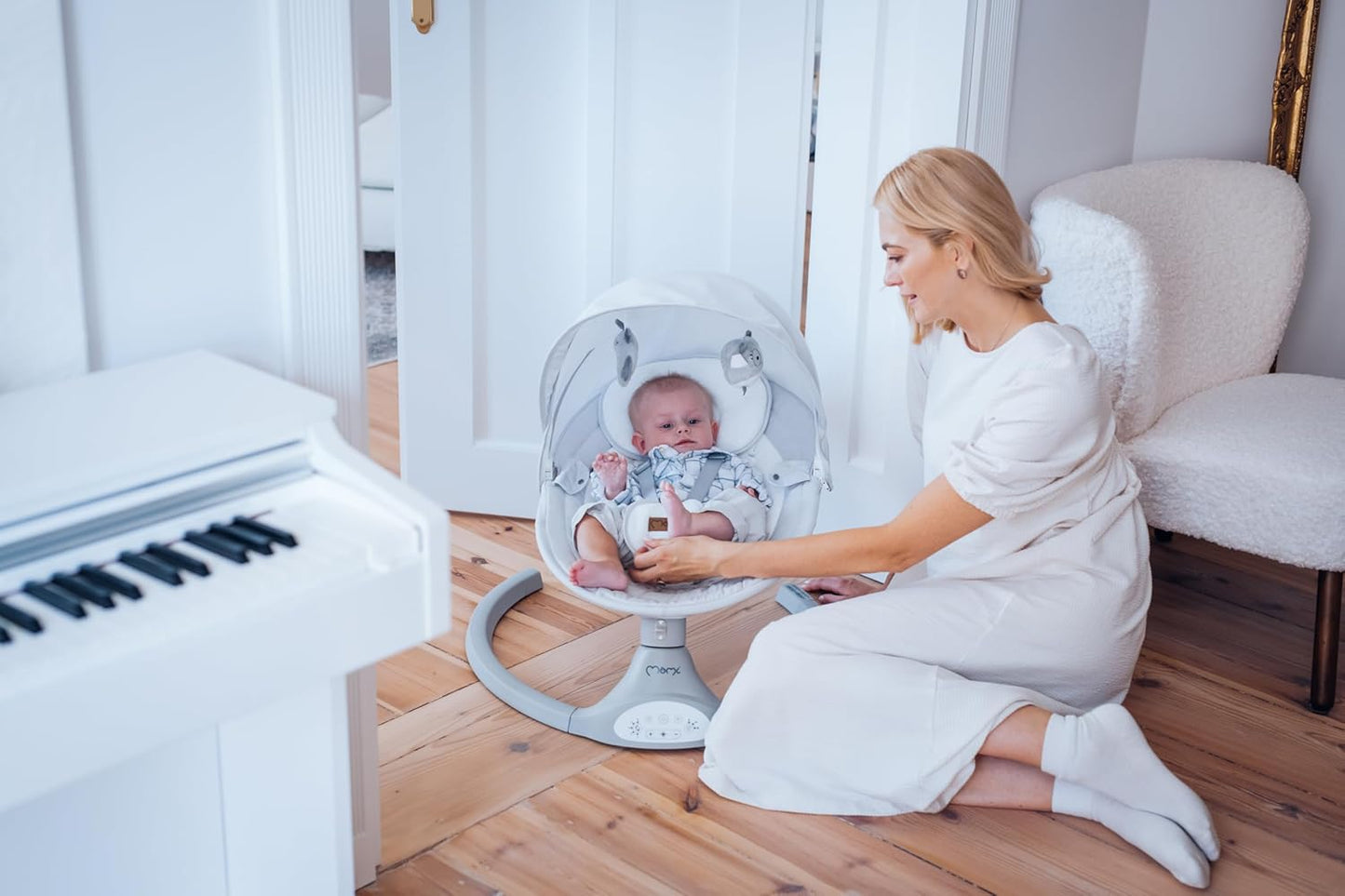 MoMi LAMI Babywippe für Kinder bis 9 kg, klappbar, mit Fernbedienung & Bluetooth zum Verbinden mit Smartphone, Batterie- oder Stromanschluss, mit 5-Punkt-Sicherheitsgurt, Sonnenschutz, Insektennetz