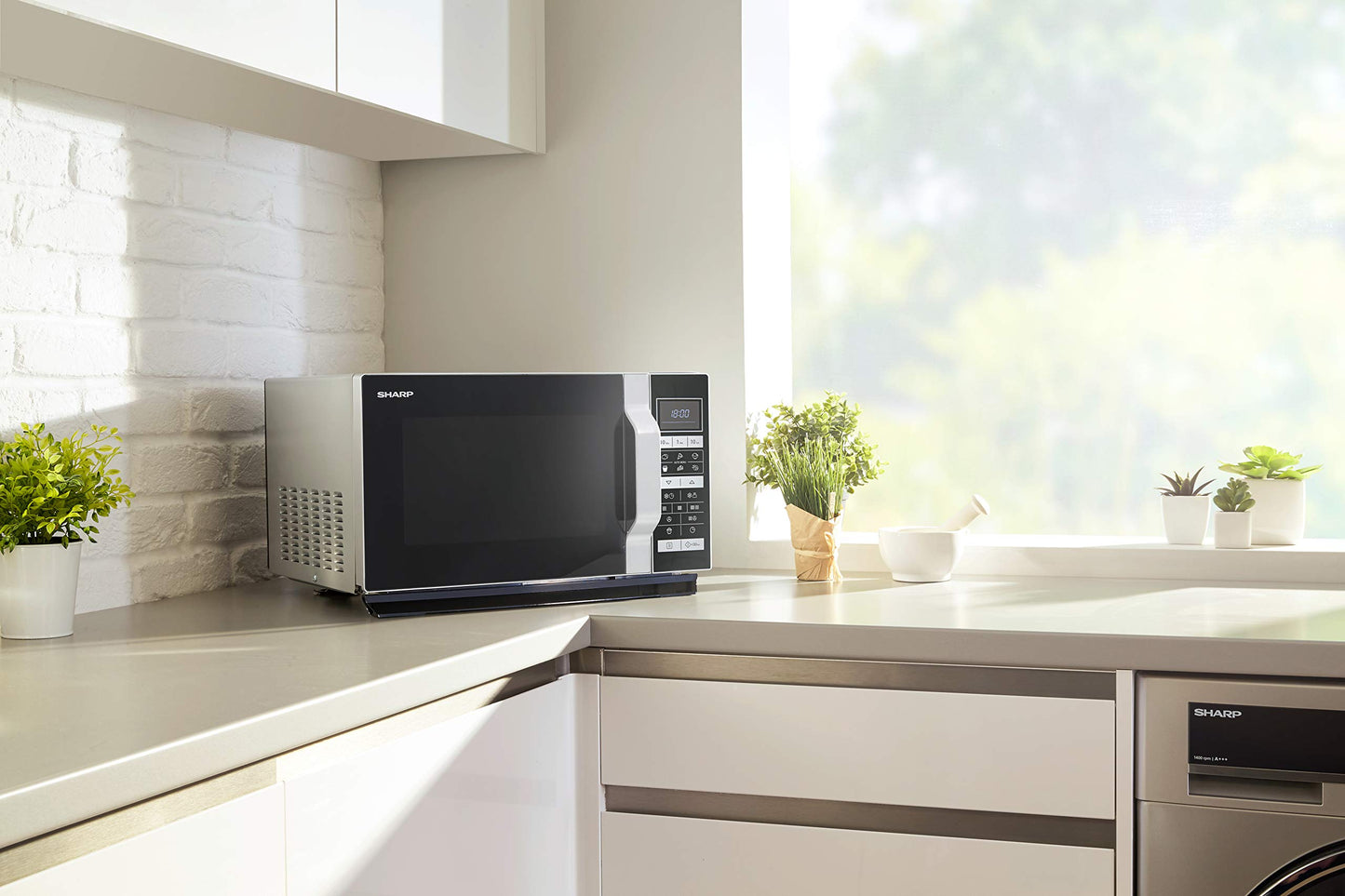 Sharp R843INW 3-in-1 microwave with hot air, grill and convection / 25 L / 800 W / 1000 W grill / 2500 convection / 10 automatic programs / pizza program / metal turntable (30 cm) / silver