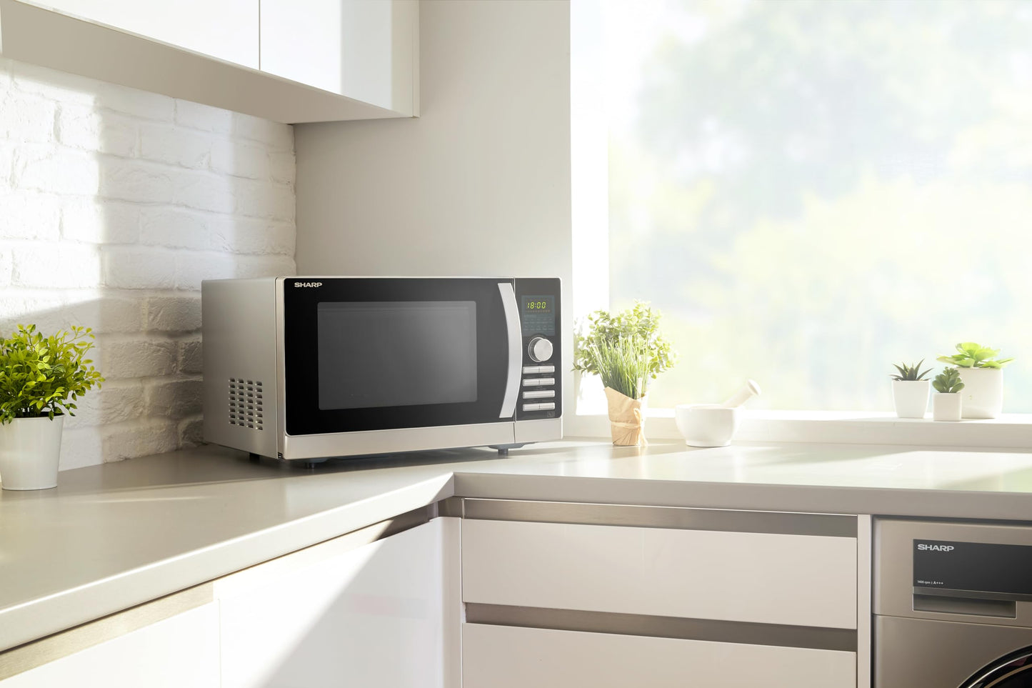 Sharp R843INW 3-in-1 microwave with hot air, grill and convection / 25 L / 800 W / 1000 W grill / 2500 convection / 10 automatic programs / pizza program / metal turntable (30 cm) / silver